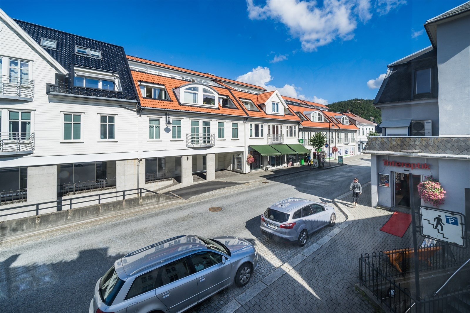 Rett over veien finner du bl.a. Kiwi og apotek Galleribilde