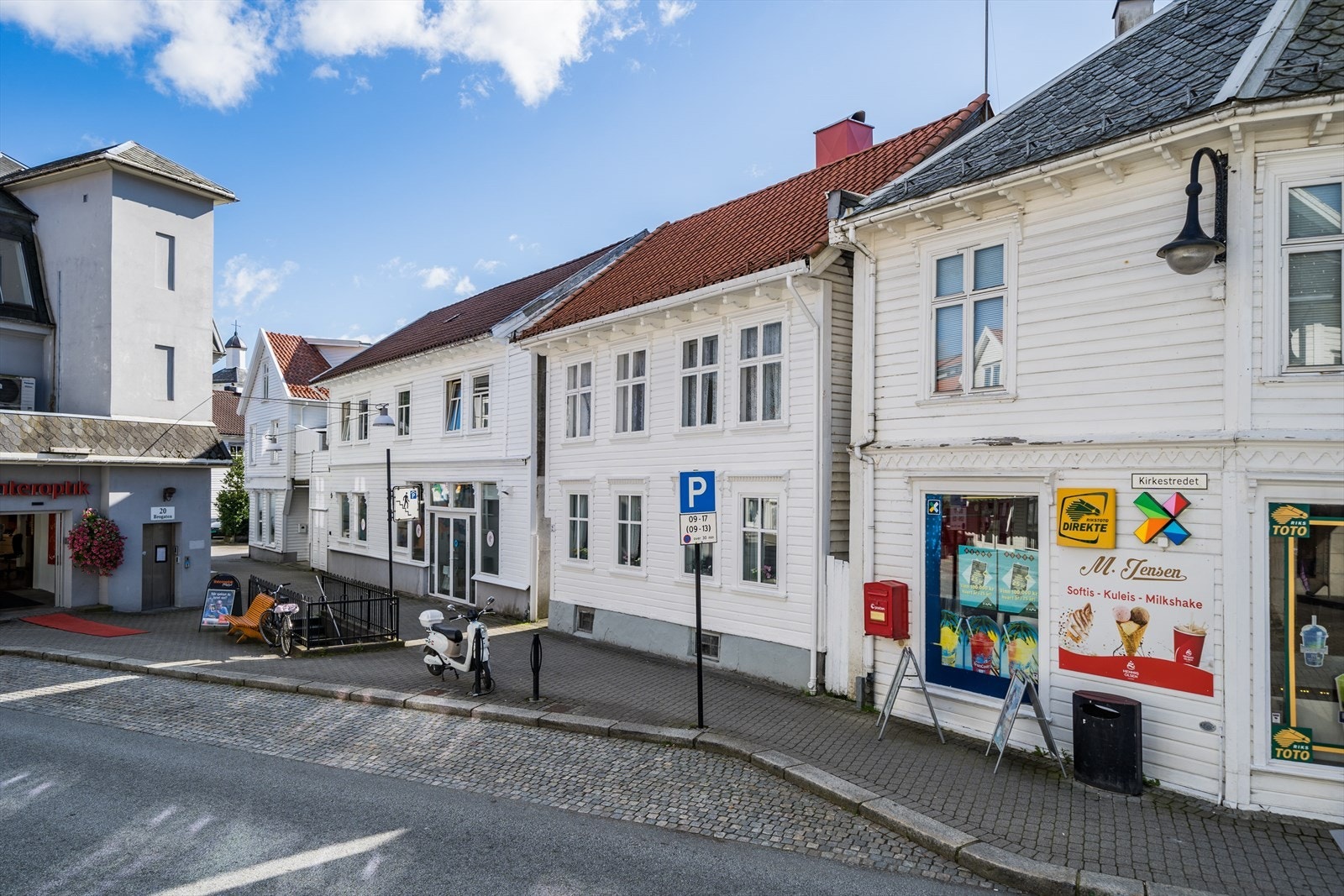 Her har du kafèer, butikker, restauranter og utesteder i umiddelbar nærhet! Galleribilde