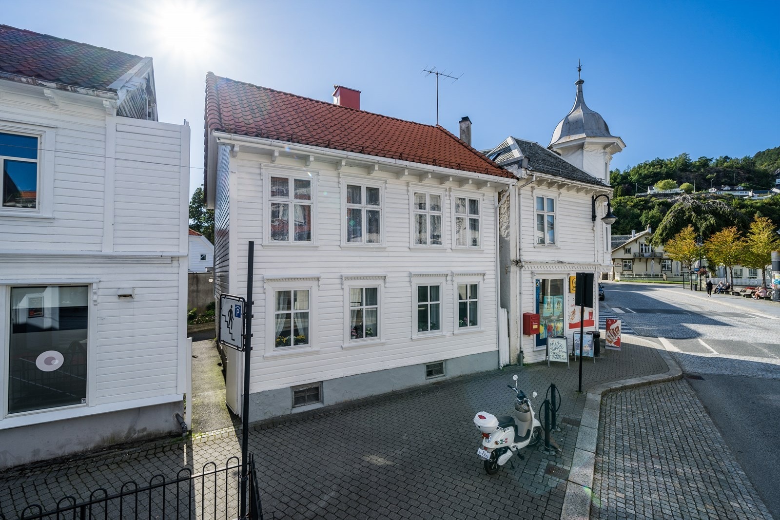 Velkommen til Kirkestredet 2! Enebolig m/bakgård midt i sentrum! Galleribilde