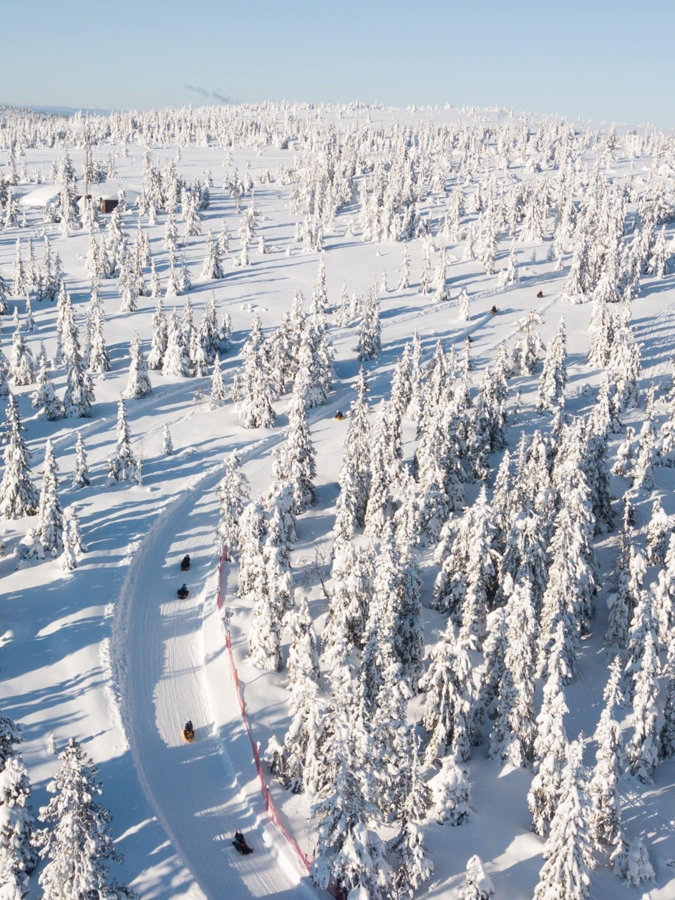 Egen kjelkebakke med skitrekk. Galleribilde