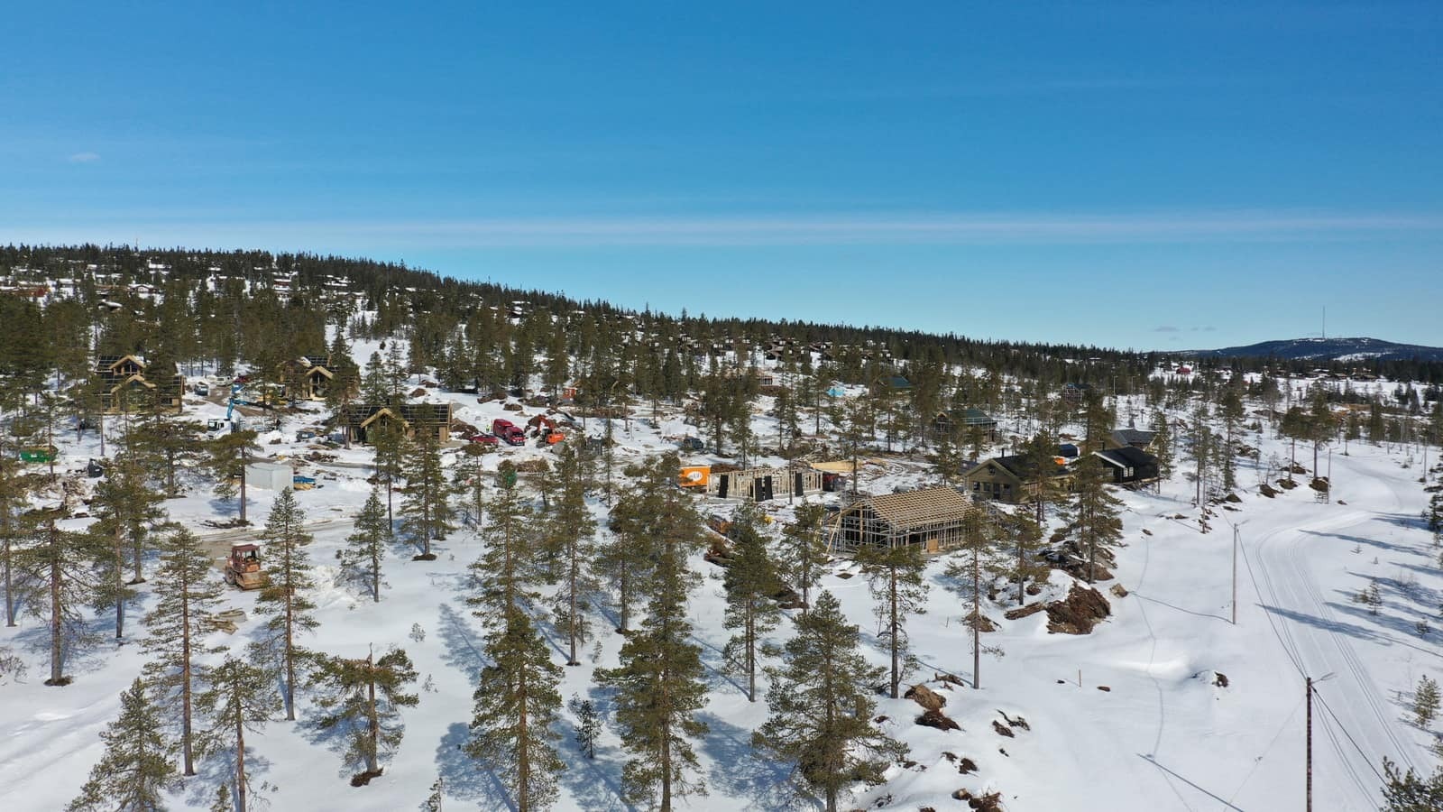 Lysløypa går i ned kant av feltet. Galleribilde