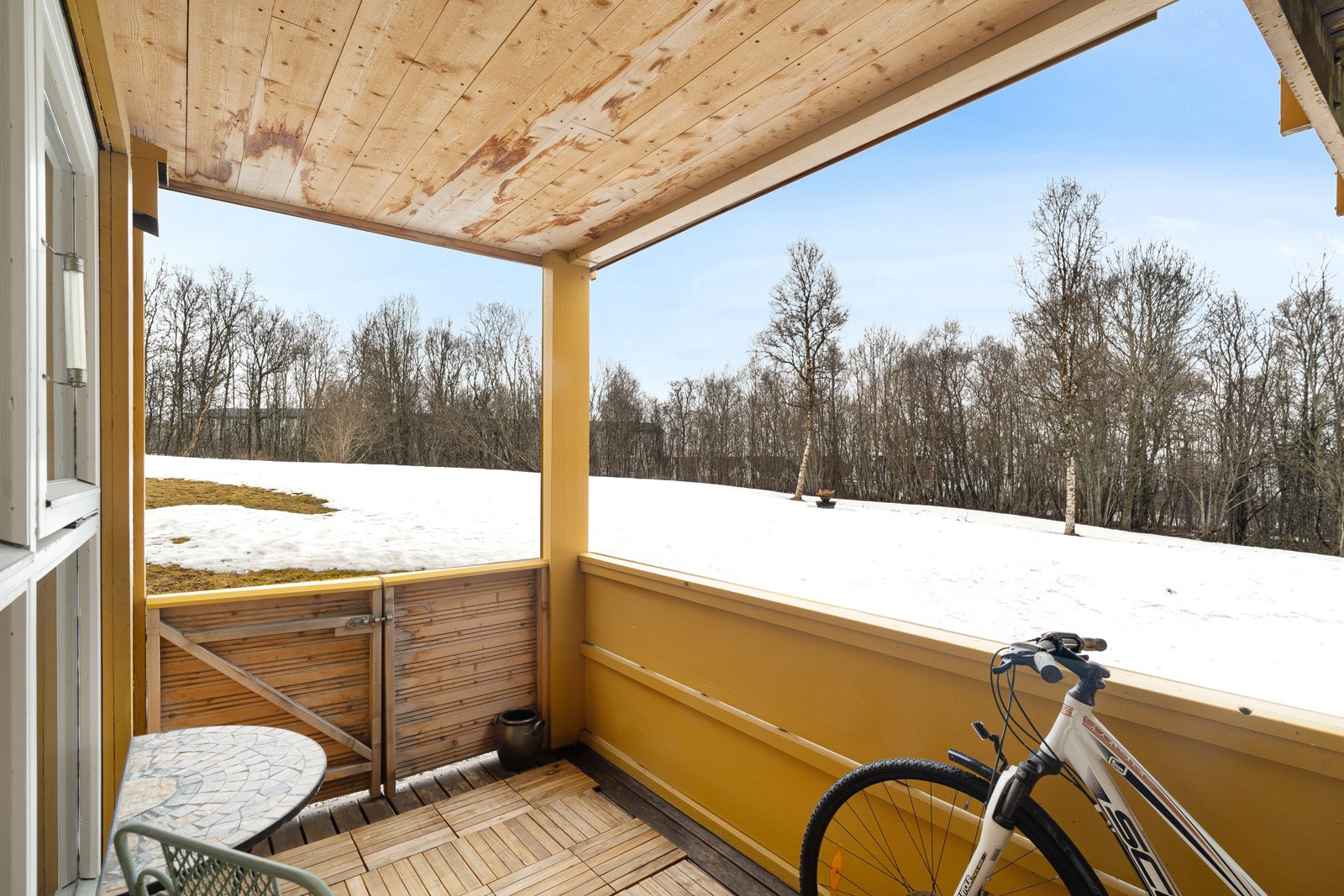 Terrasse med nedgang til plen og gode solforhold!