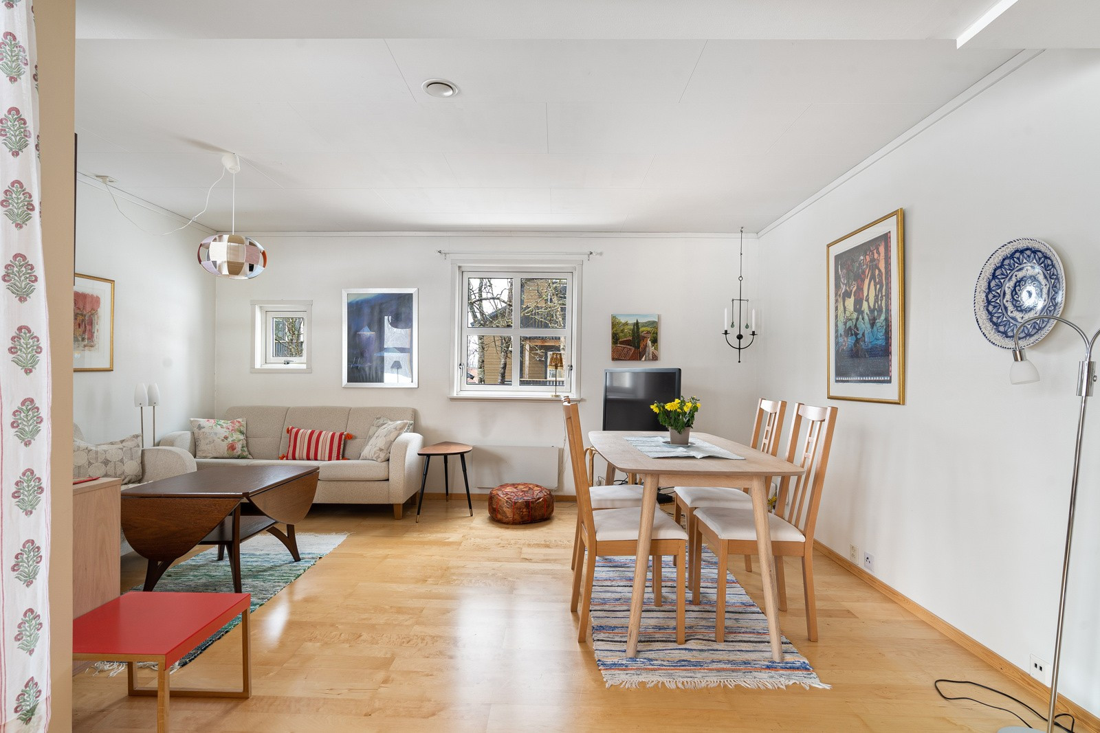 Gost med plass til både sofagruppe og spisebord
