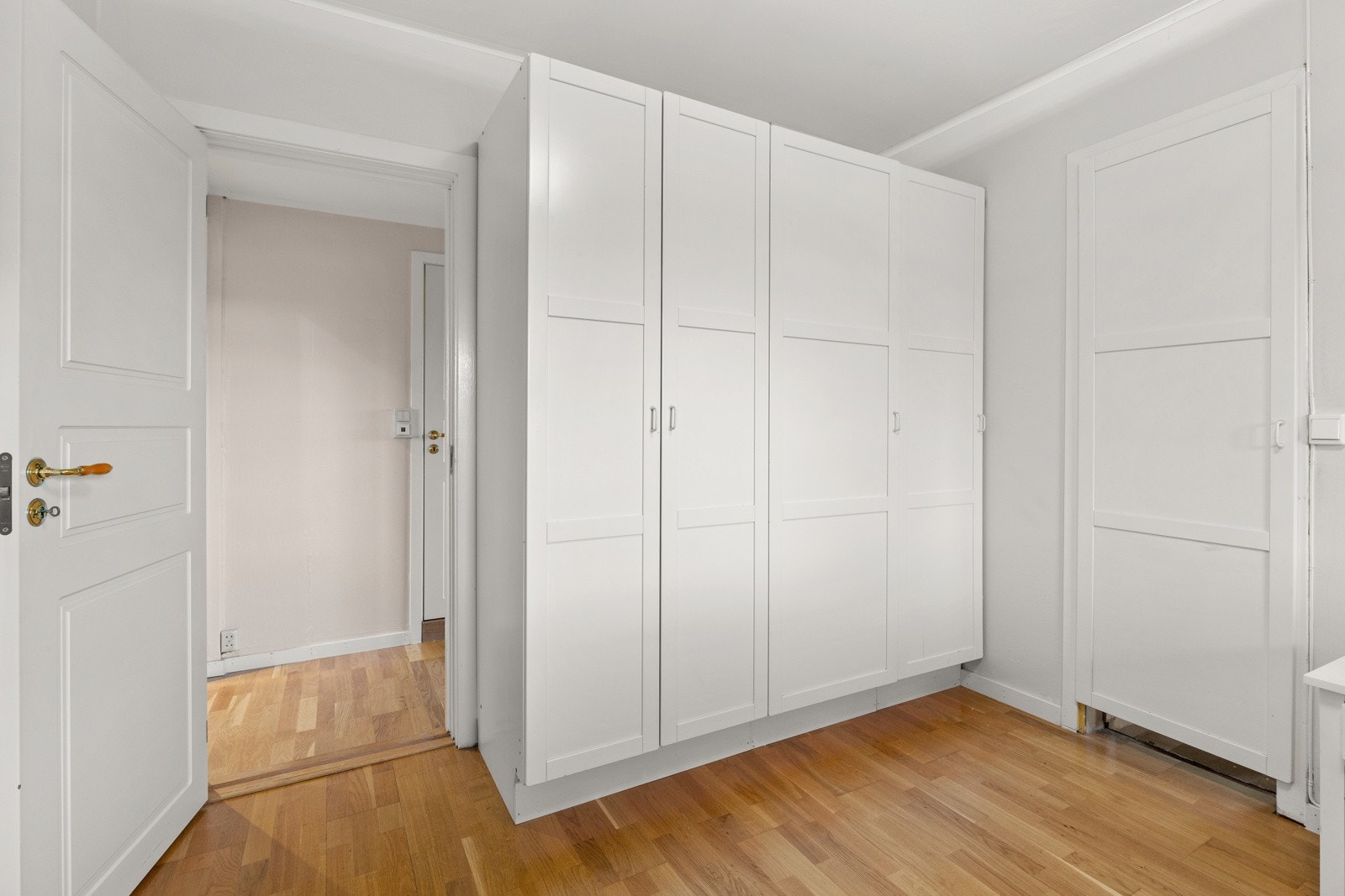 Godt med garderobeskap. Galleribilde