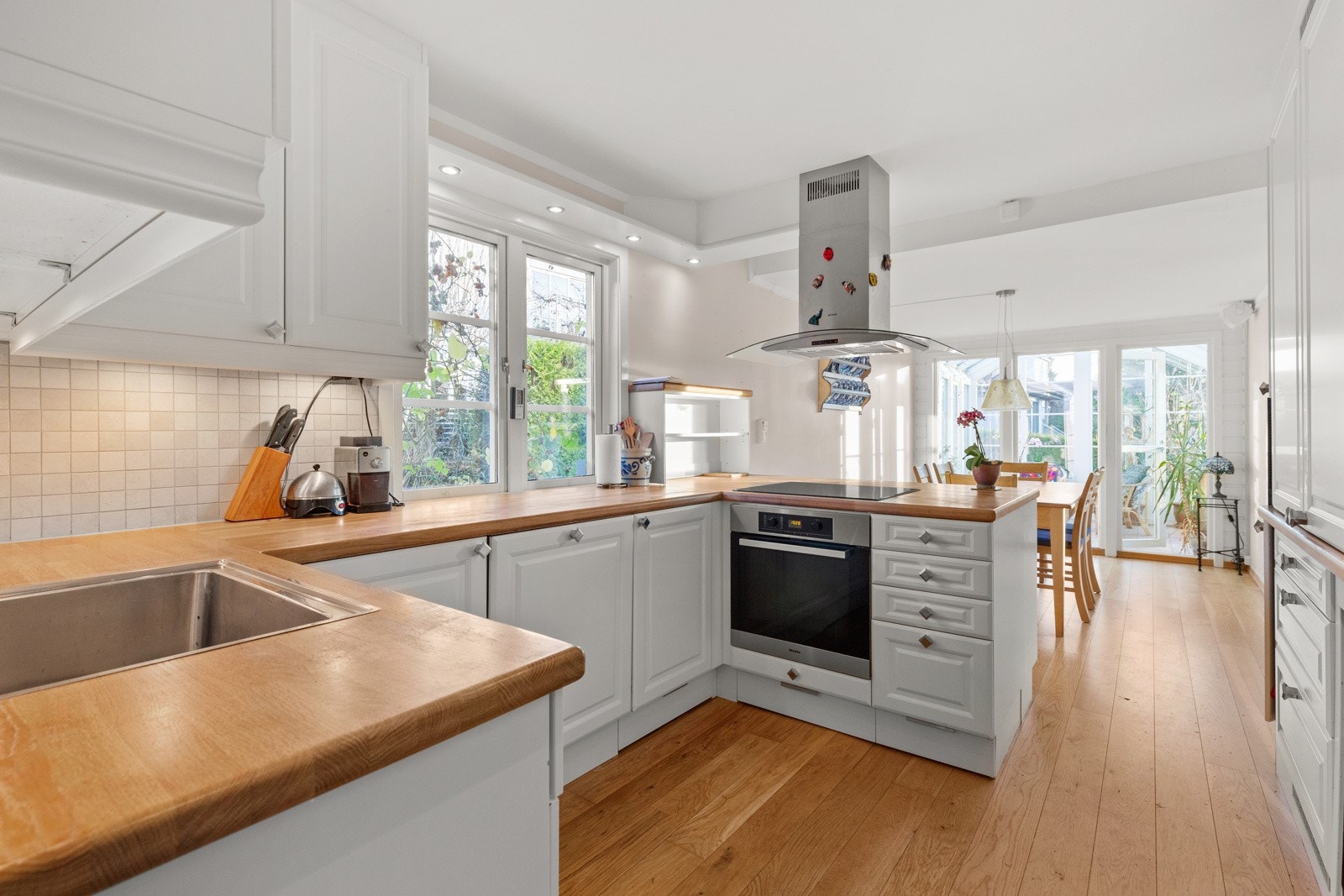 Lyst og pent kjøkken fra 2012 med utgang til vinterhage og solrik terrasse. Galleribilde