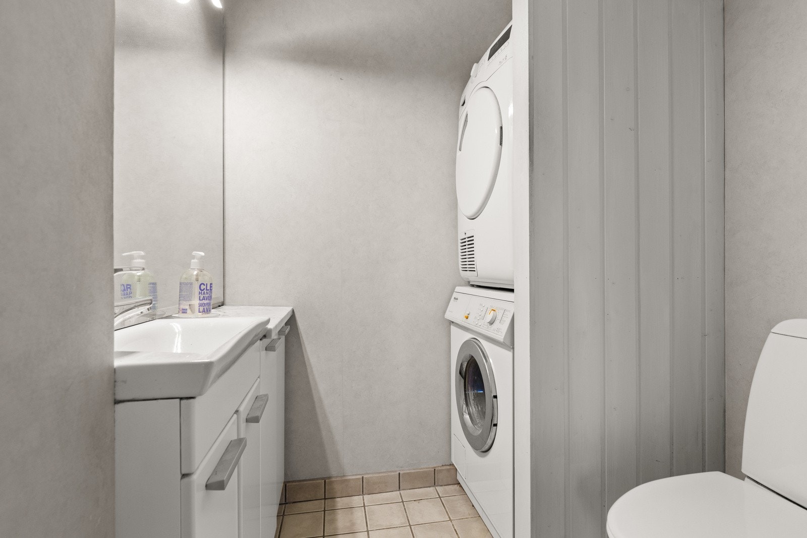 Bad i første etasje med vaskesøyle. Galleribilde