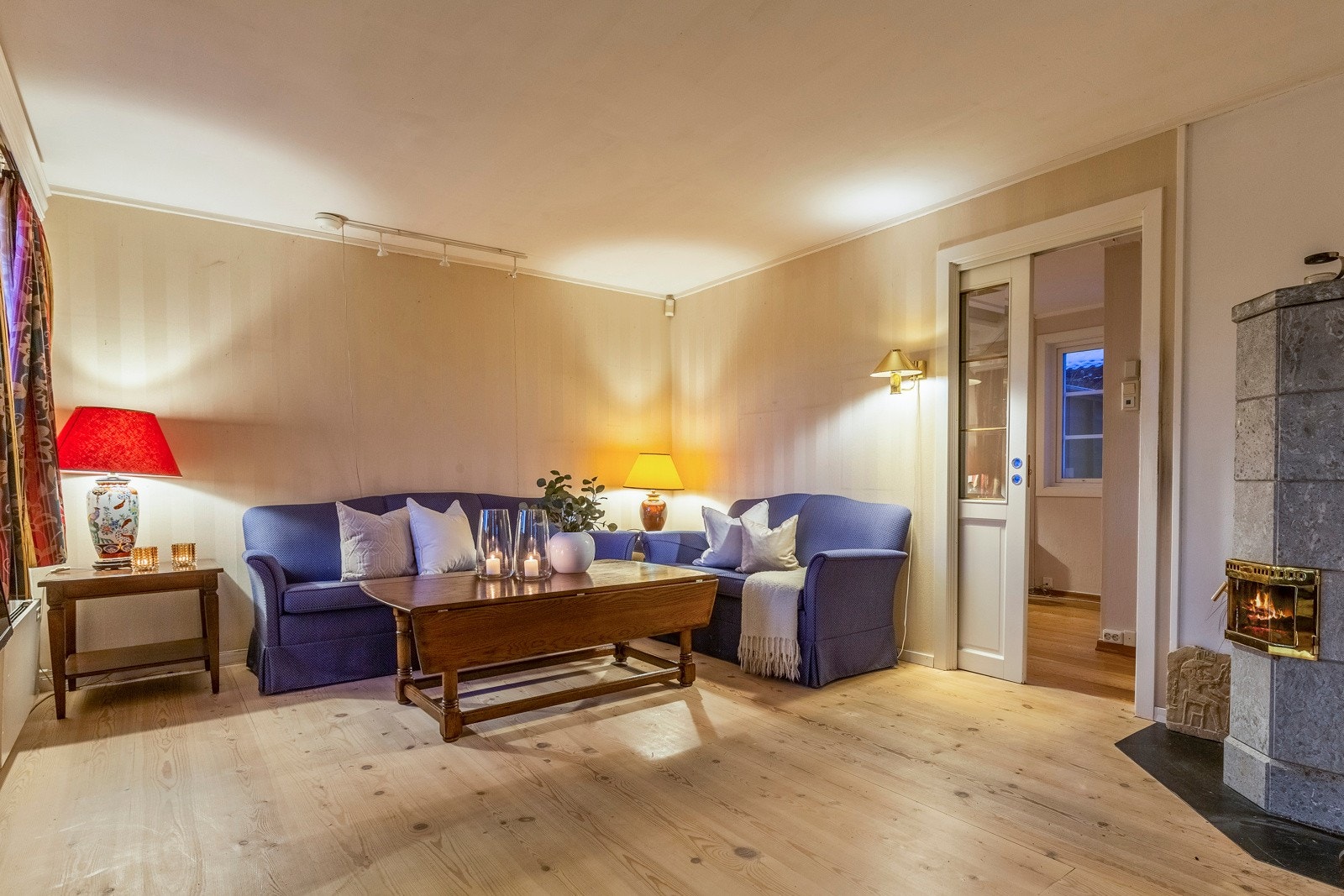 Stor og romslig stue med flere soner til sofagrupper og møblement. Galleribilde