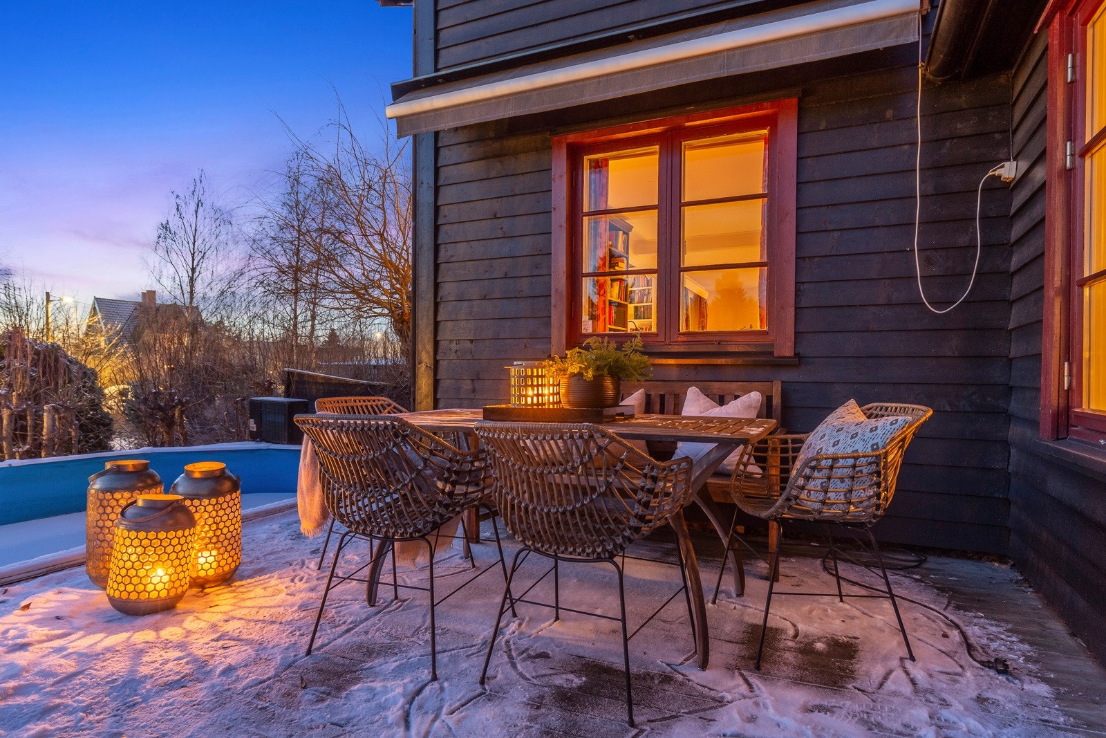 Stor terrasse med gode solforhold og trapp ned til hage. Galleribilde