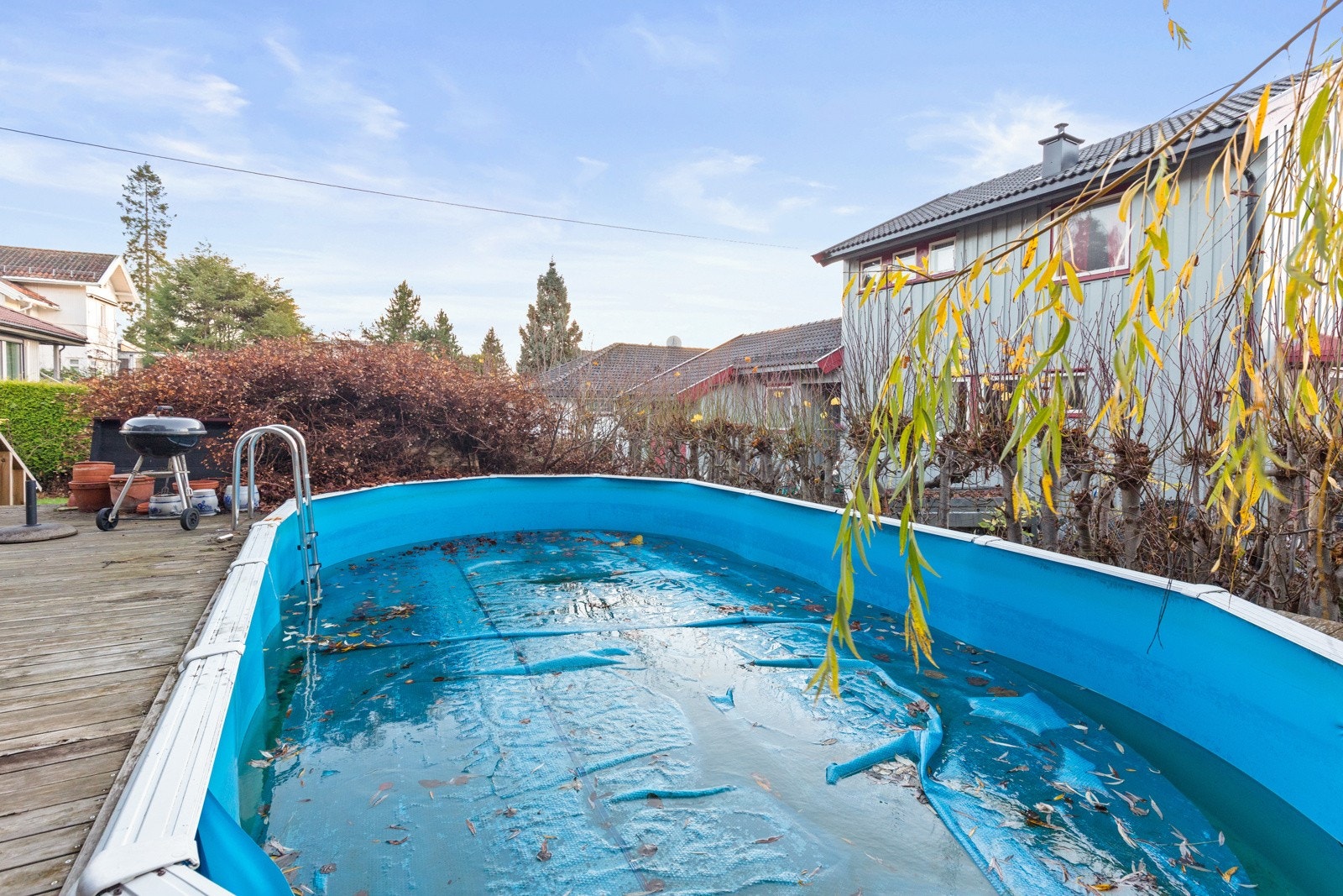 Solrik og skjermet terrasse med svømmebasseng. Galleribilde