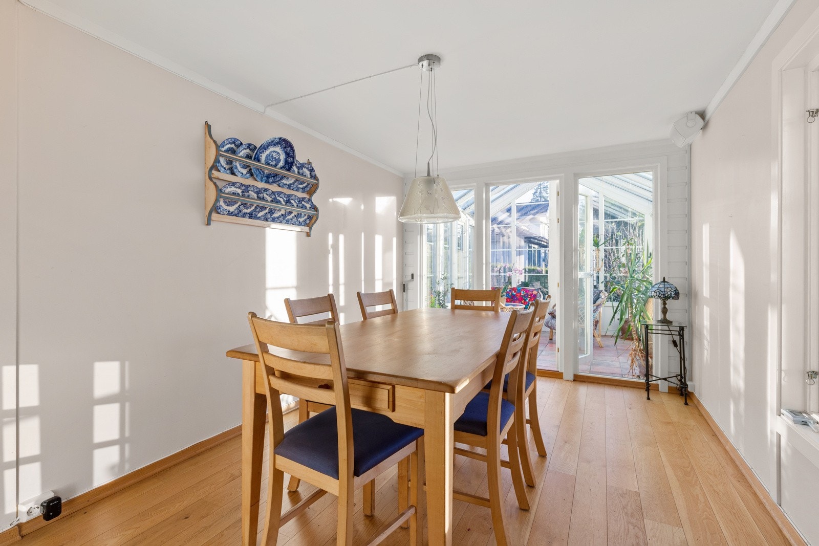 Fra spisestuen er det utgang til vinterhage og terrasse. Galleribilde