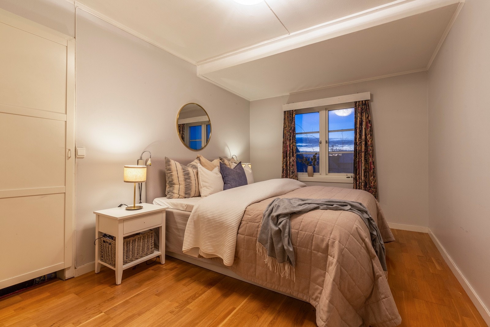 Hovedsoverom i andre etg. med garderobeskap. Galleribilde