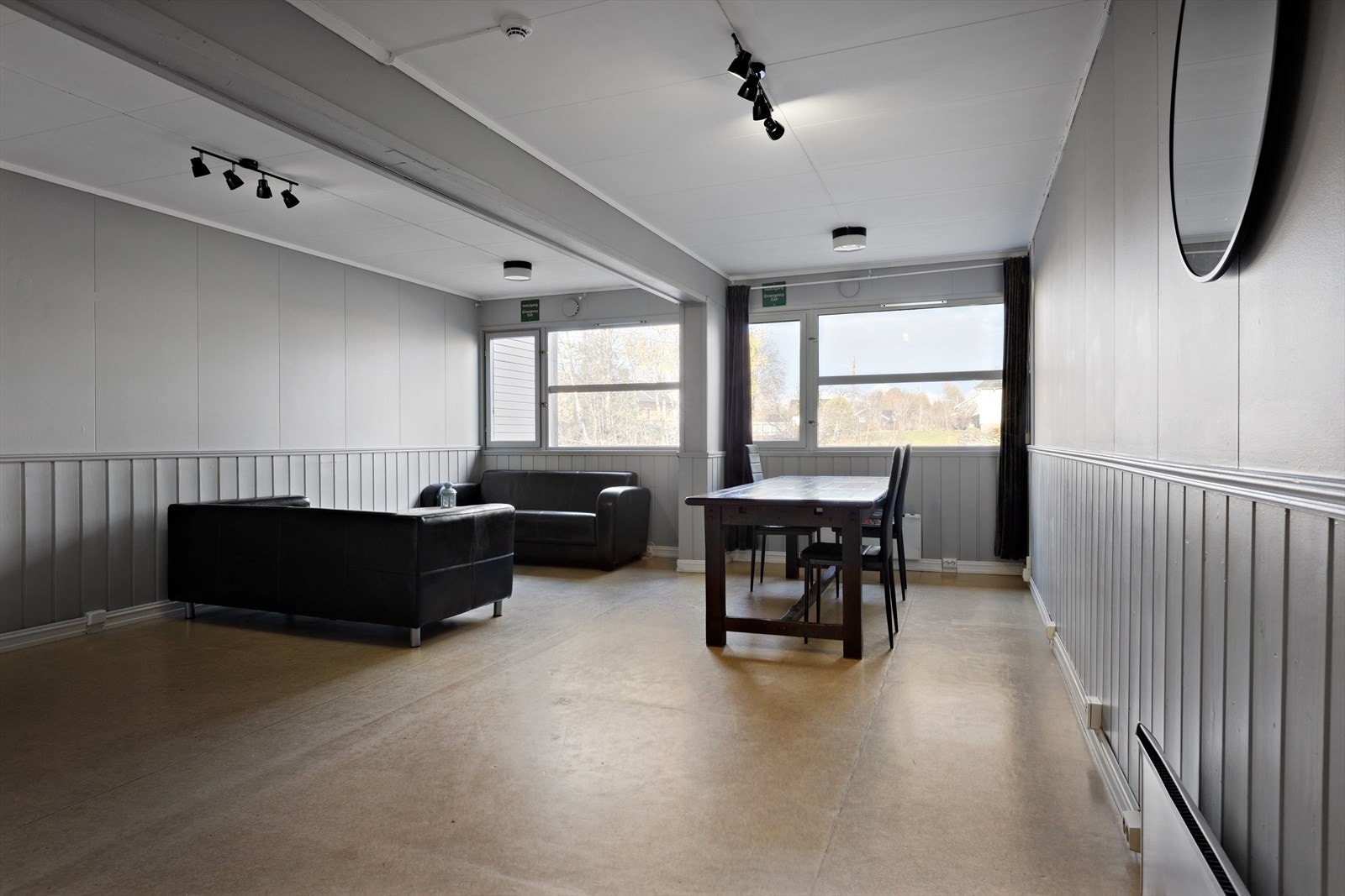Sameiet har flotte fellesområder med flere stuer og oppholdssoner. Galleribilde
