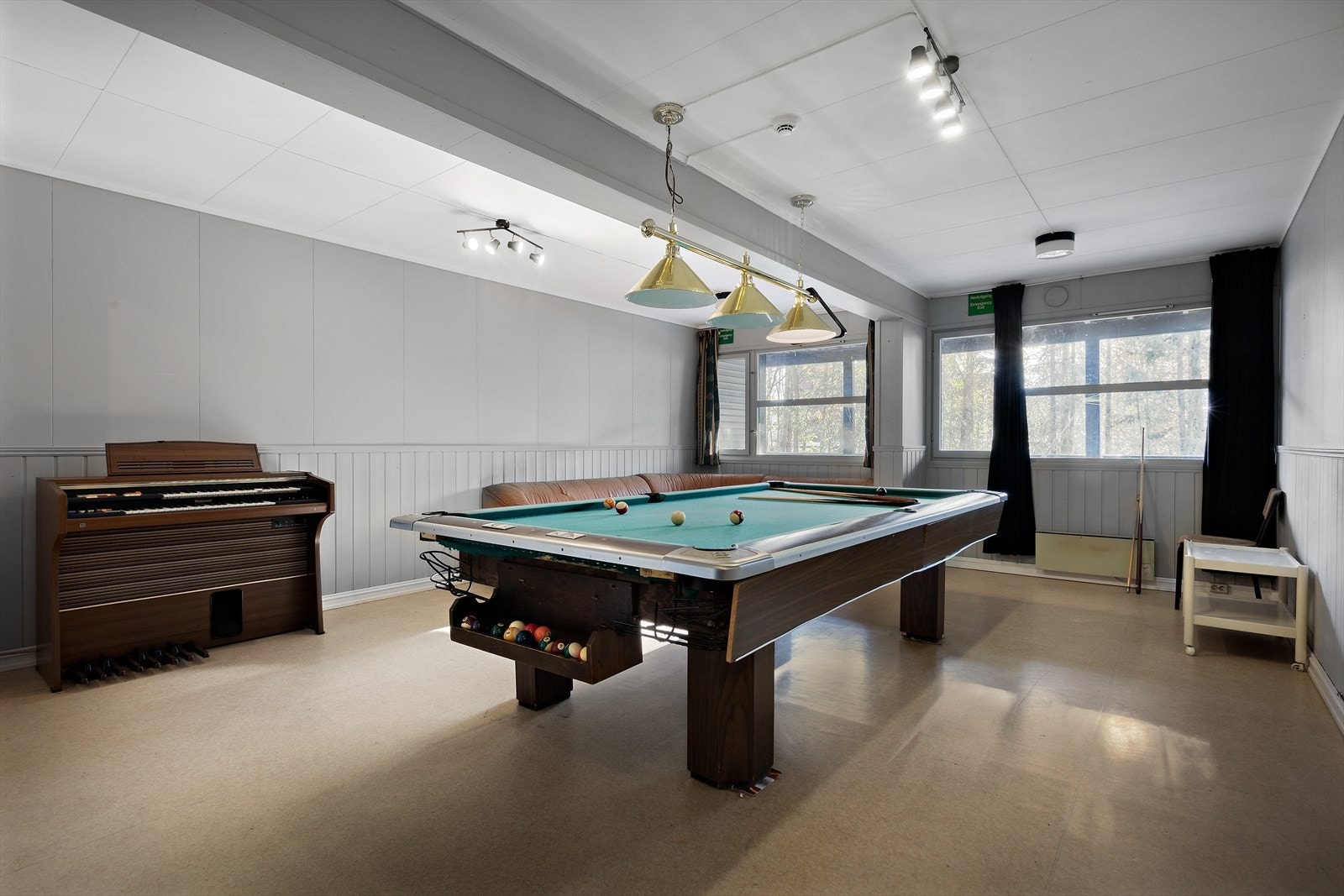 Aktivtetsrom med billiard, piano og sittegruppe. Galleribilde