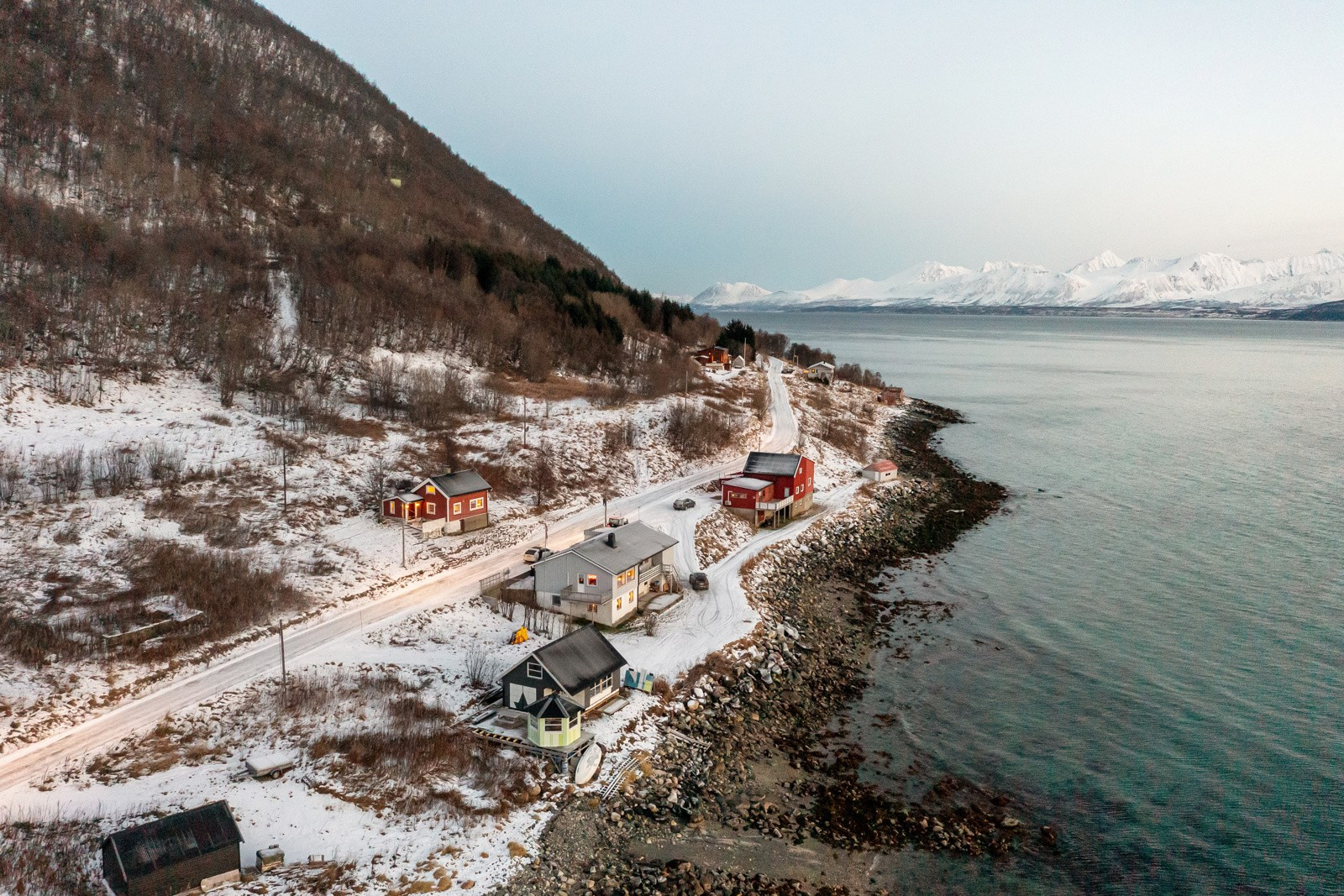 Skjermet beliggenhet med nydelige utsiktsforhold og umiddelbar nærhet til hav og fjell.