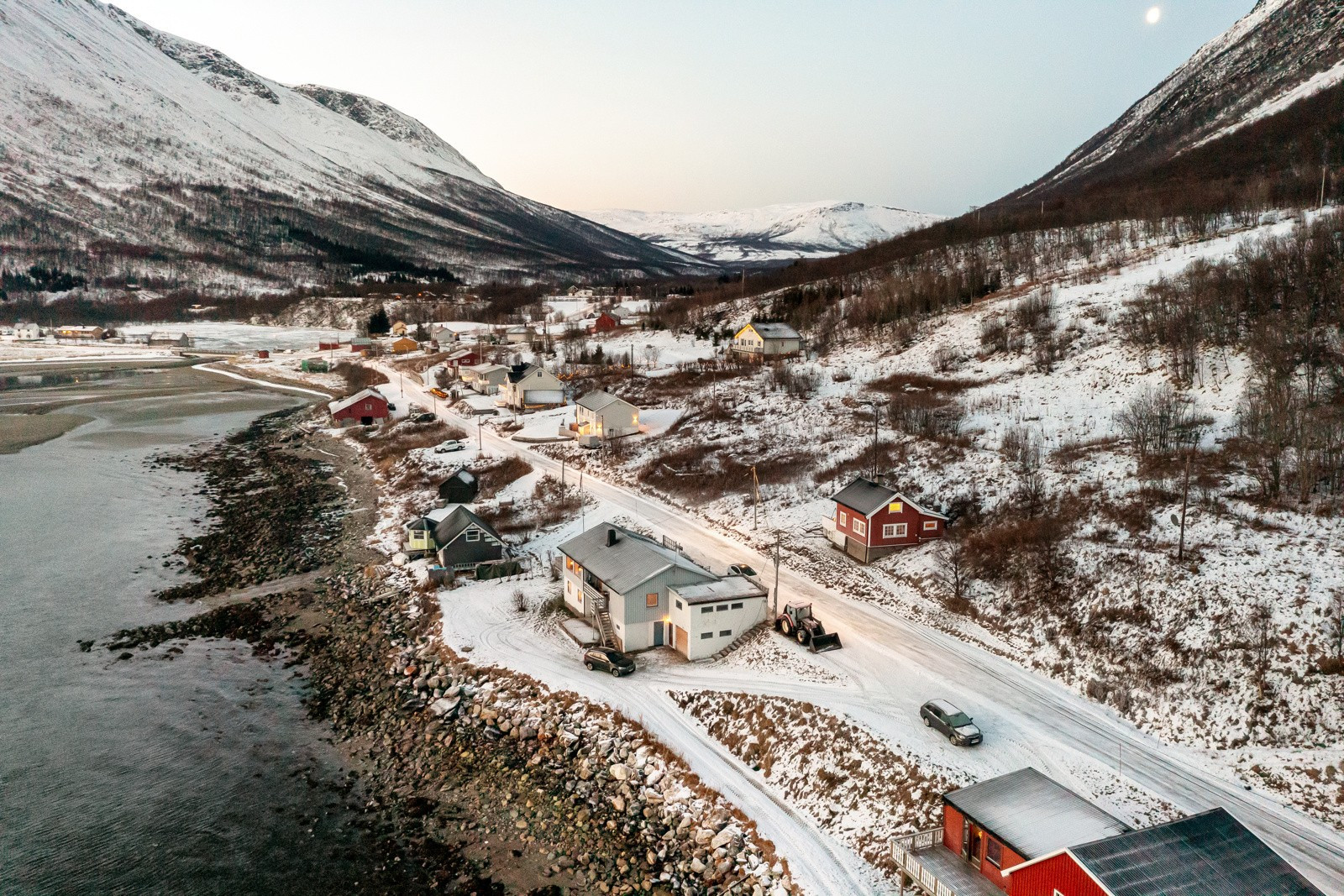 Det er kun 50 minutter inn til Tromsø. Hytta har alle fasiliteter og kan benyttes året rundt.