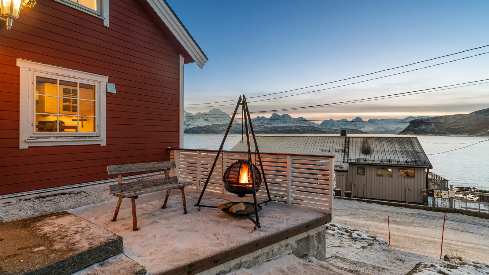 Nydelig utsikt og umiddelbar nærhet til sjø og fjell.