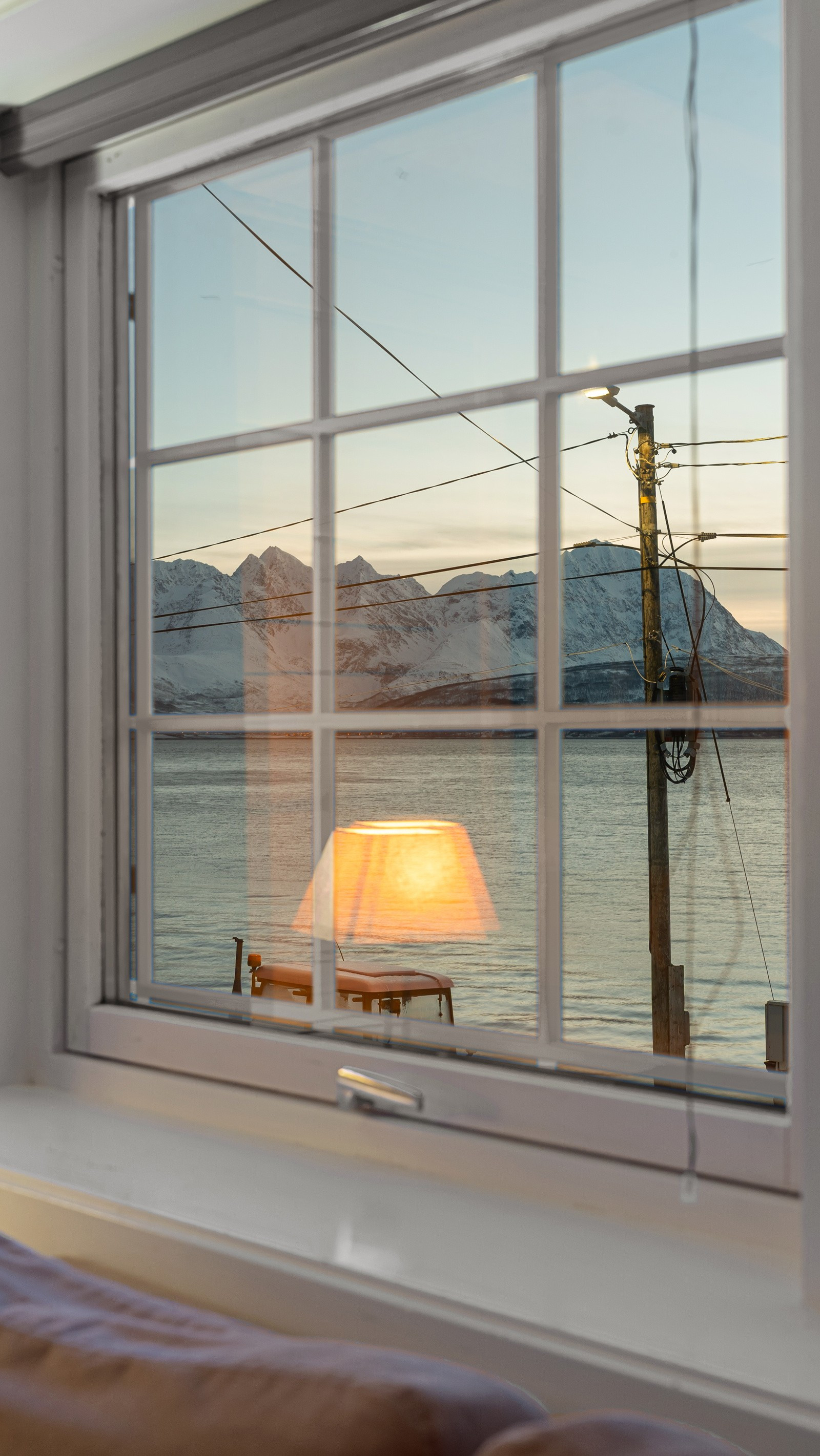 Fantastisk skue mot Lyngsalpene i øst!