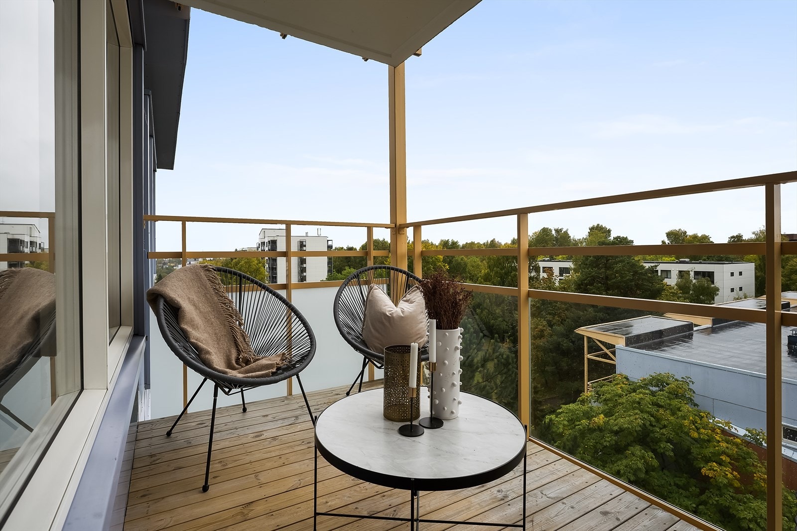 Det er god plass til utemøbler, grill og diverse. Et perfekt sted for å invitere til sosiale lag! Galleribilde