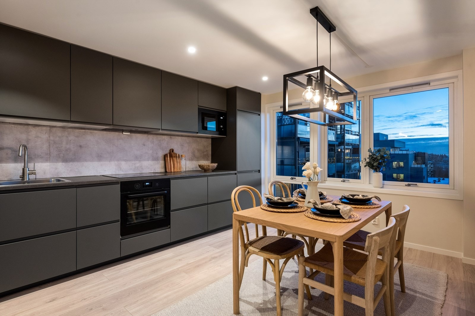 Kjøkkenet er stort og arbeidsvennlig med mye skap- og benkeplass som gjør matlagingen ekstra behagelig. Galleribilde