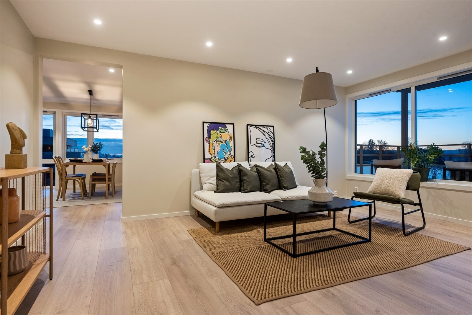 Stuen er leilighetens hjerte og inviterer til rolig avslapping og sosiale sammenkomster. Galleribilde