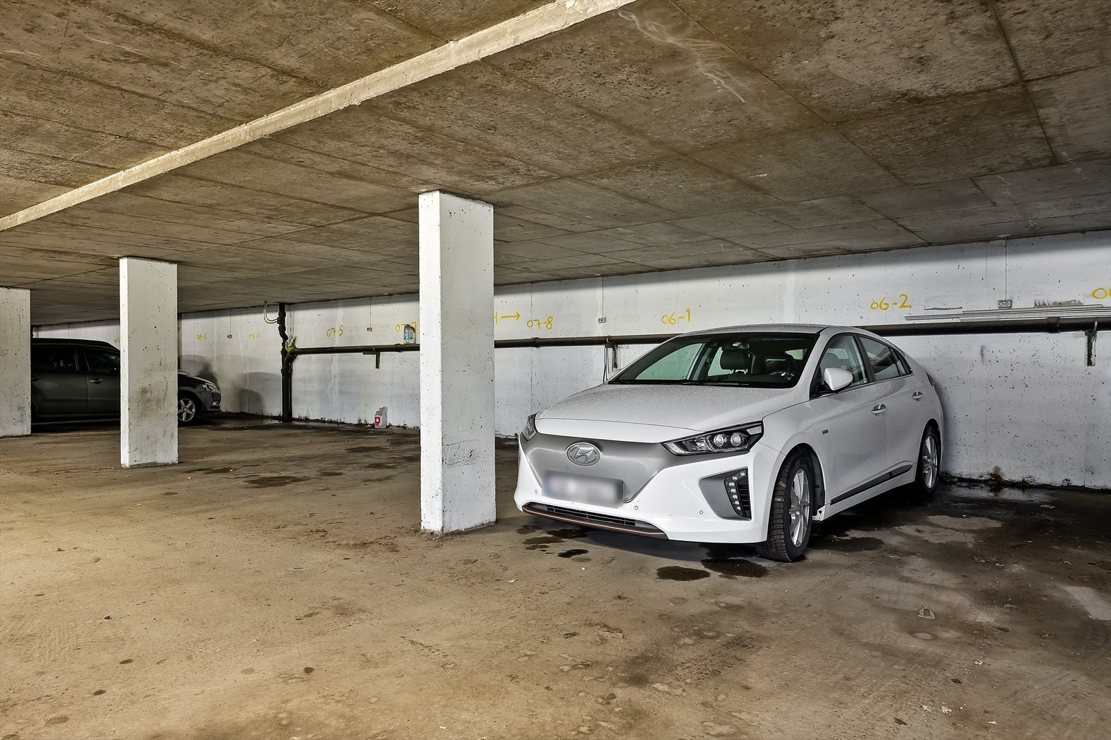 Oppstillingsplass i felles garasjeanlegg. Galleribilde