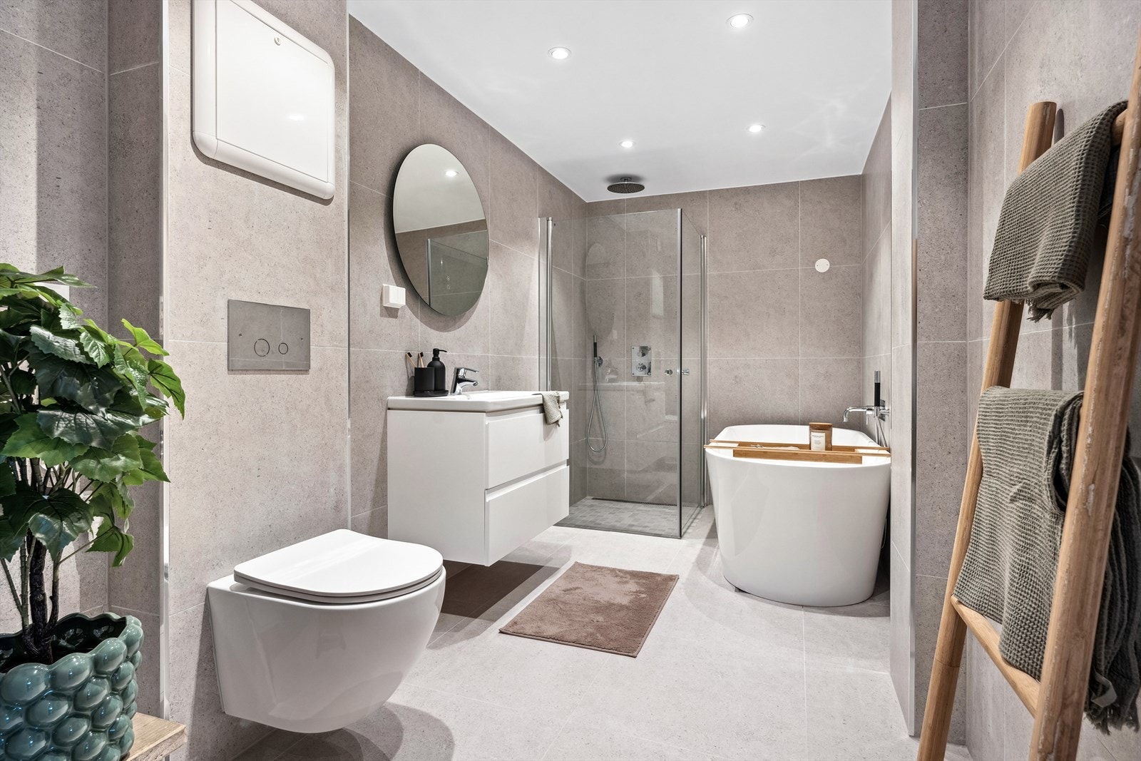 Leiligheten har en ny og delikate bad fra 2022. Badet i boligen er smakfullt pusset opp og har flotte flissatte overflater, samt downlights i himling. Galleribilde