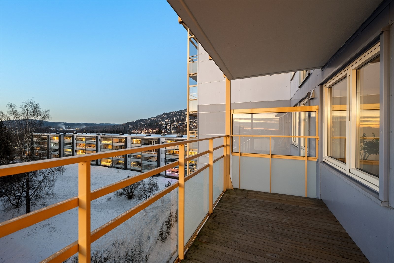 Balkongen blir en forlengelse av stuen på varme sommerdager. Galleribilde