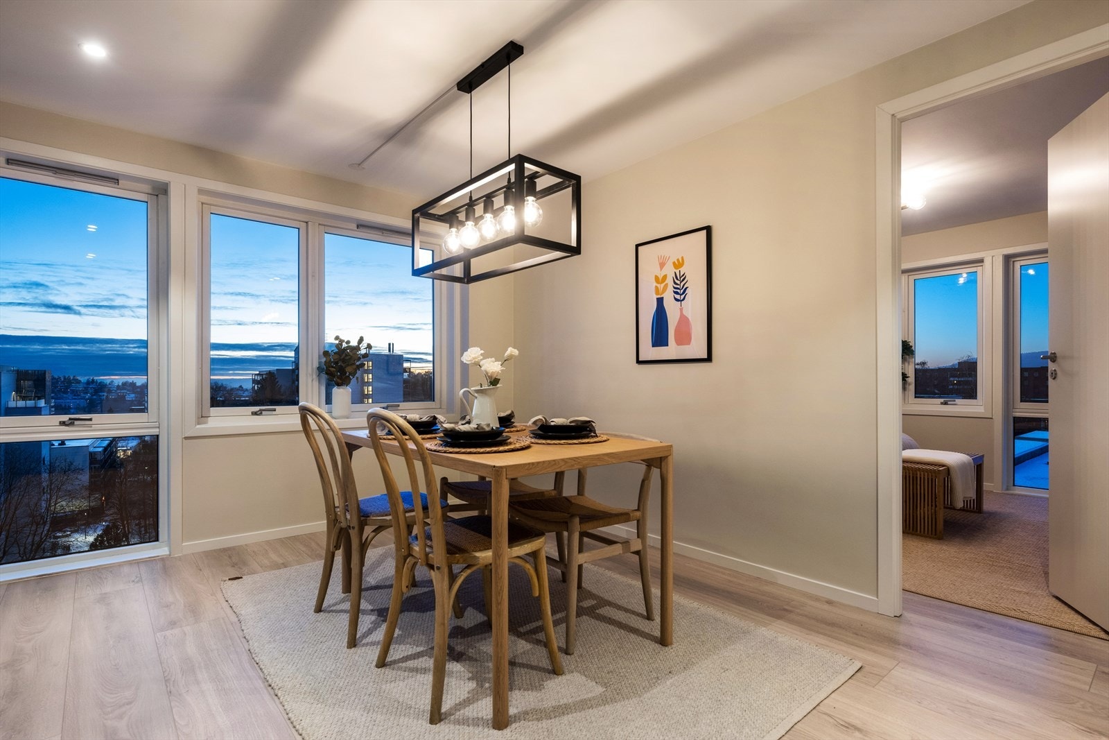 Utformingen av rommet gir deg mulighet til en spisegruppe slik at alle og enhver får plass når det inviteres til en finere middag. Galleribilde