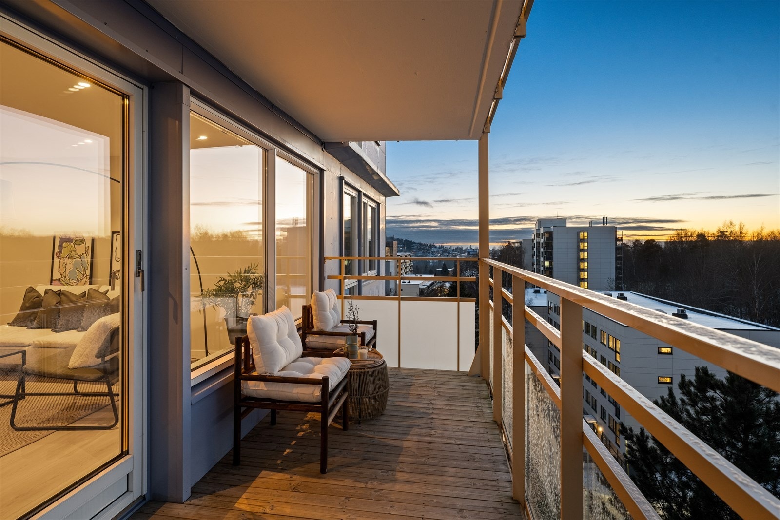 Fra stuen er det adkomst til en herlig vestvendt balkong på ca. 10,8 kvm. Galleribilde