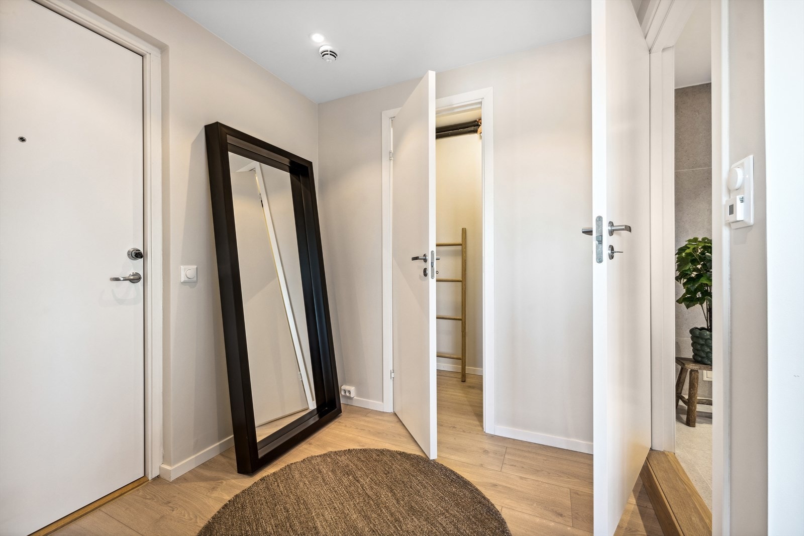 Du kommer hjem til en lys og innbydende entré. Det er direkte tilgang til en stor og praktisk bod. Galleribilde