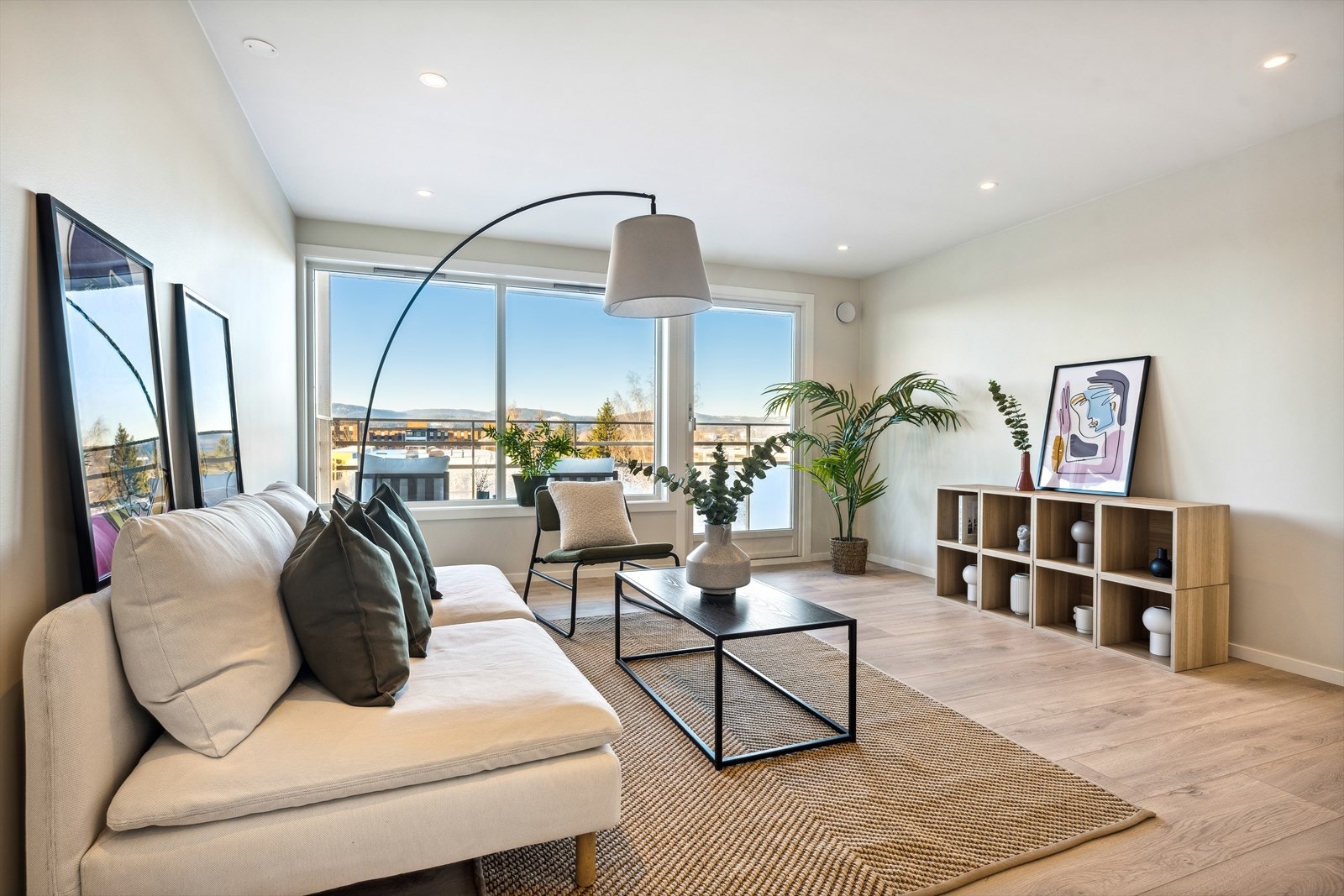 Stuen har svært godt med lysinnslipp gjennom de store vindusflatene. Galleribilde