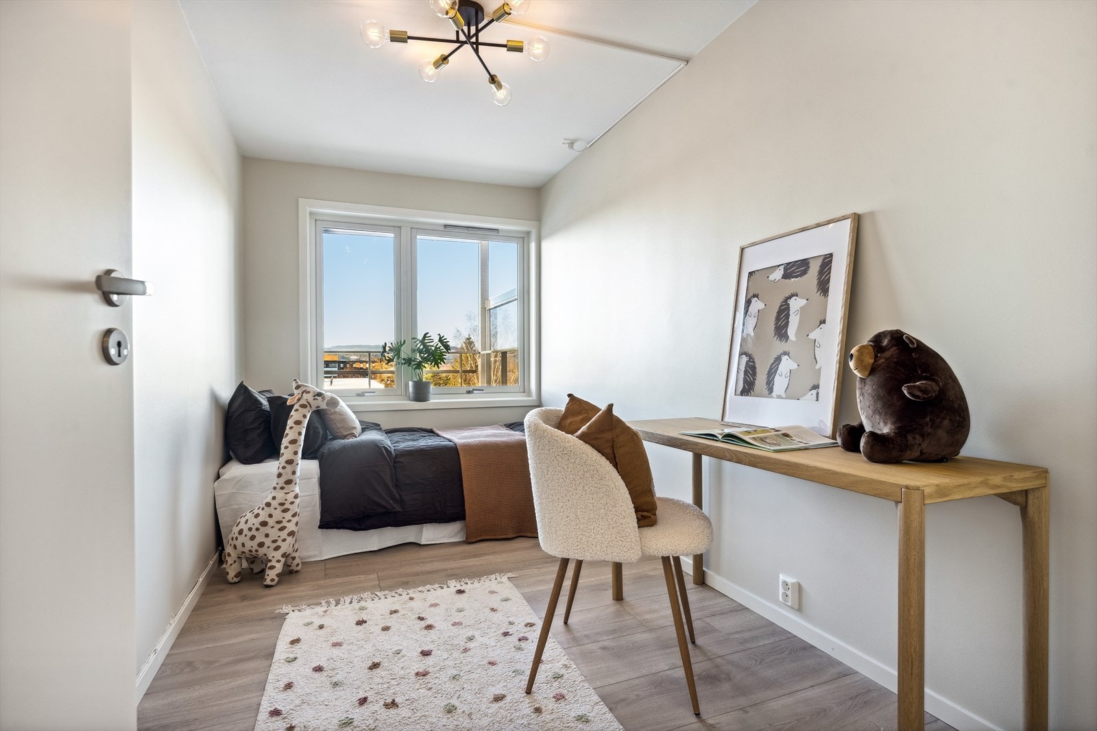 Det ekstra rommet passer ypperlig som barnerom eller gjesterom/moderne hjemmekontor! Galleribilde