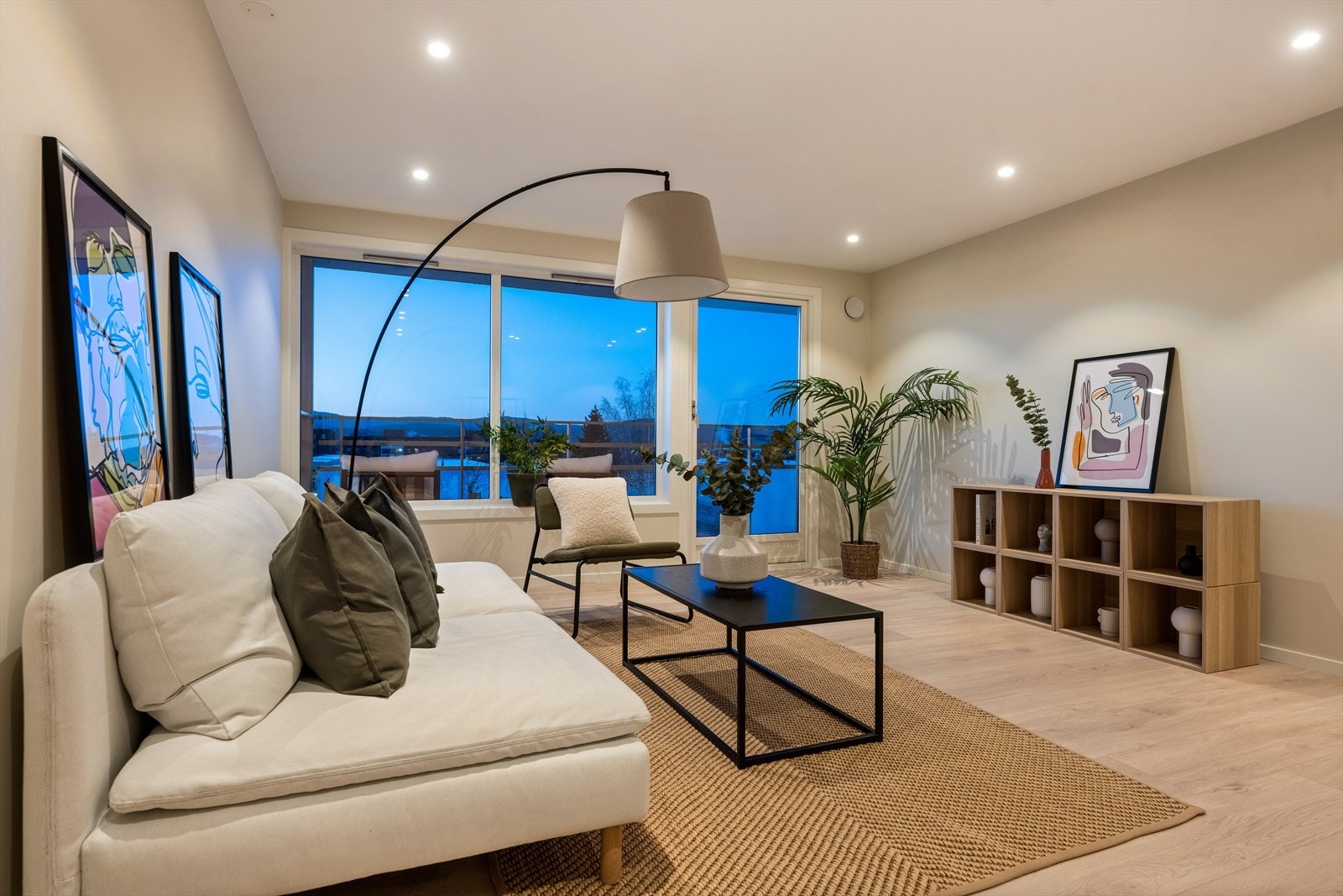 Den romslige stuen har en utforming som gjør det enkelt å innrede etter eget ønske og behov. Galleribilde