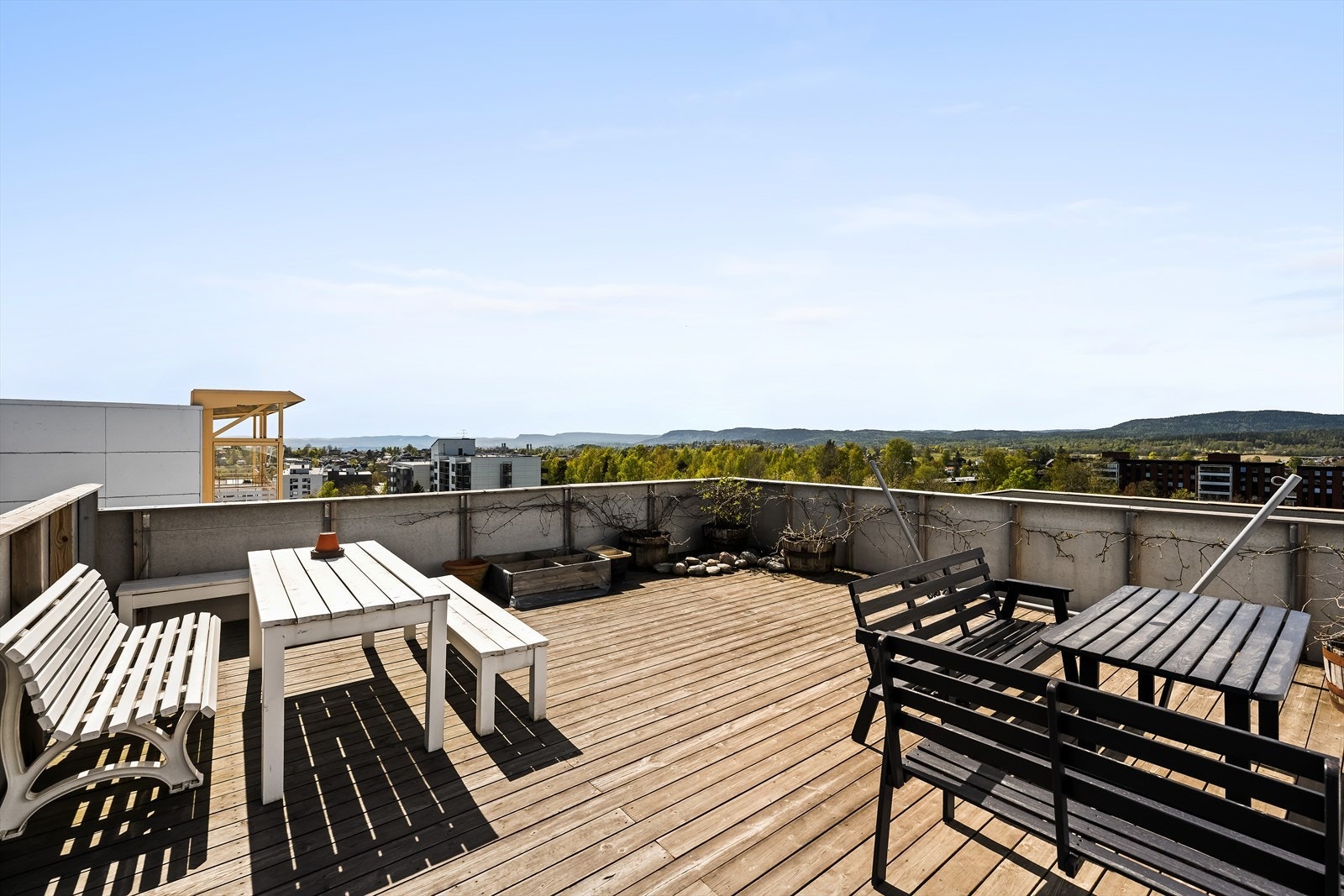 På toppen av begge høyblokkene er det takterrasser. Galleribilde