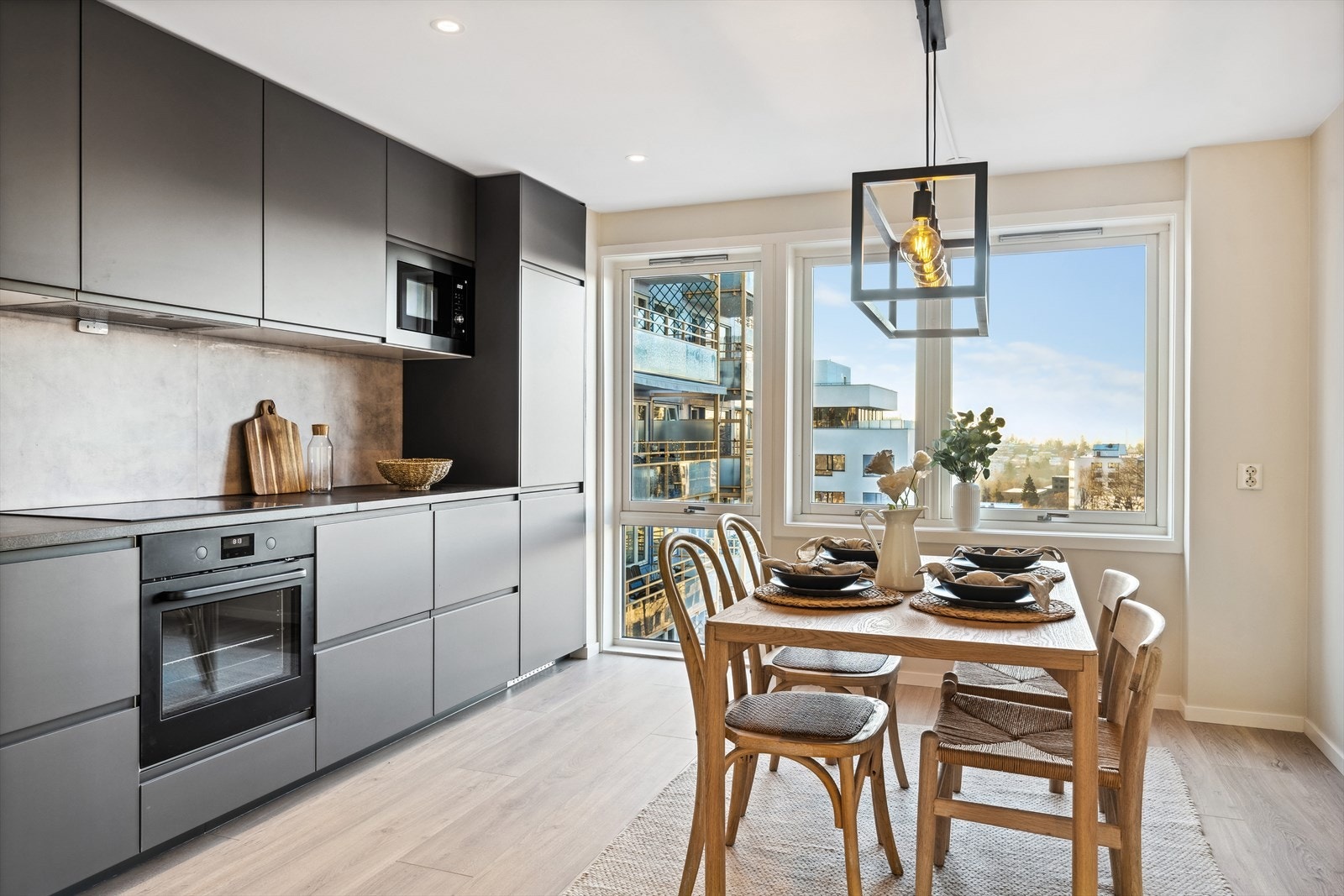 Det er integrerte hvitevarer som platetopp, stekeovn, mikrobølgeovn, oppvaskmaskin, og kjøleskap med fryser. Galleribilde