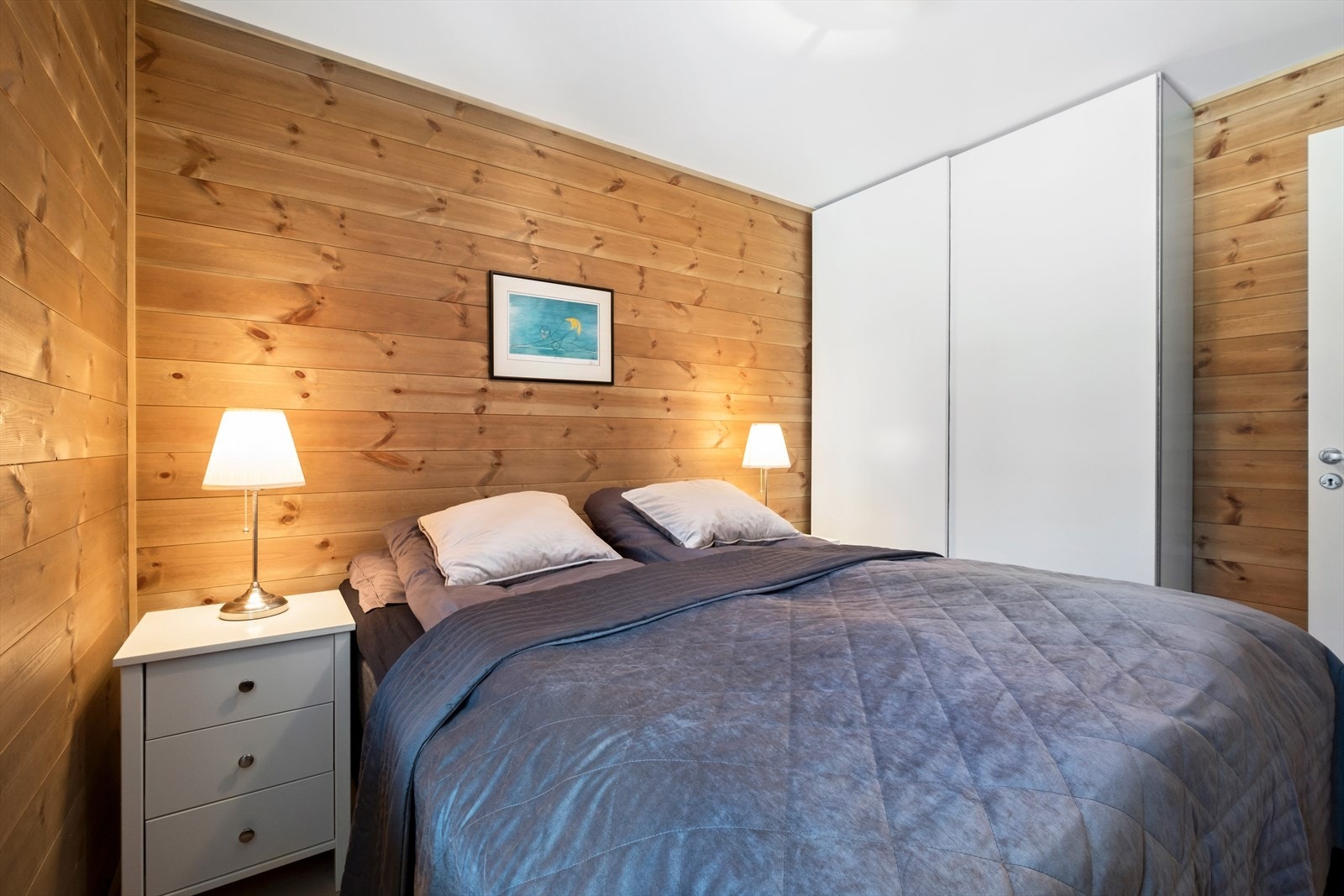 Det største soverommet har god plass til dobbeltseng, nattbord og garderobeskap eller annet oppbevaringsmøblement Galleribilde
