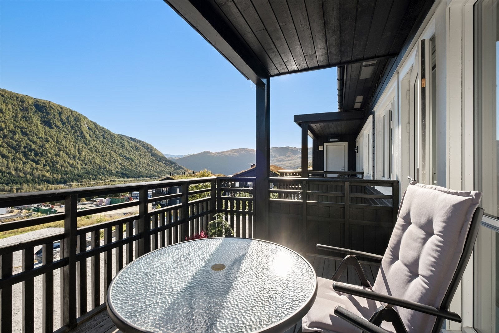 Her er det flott å nyte morgenkaffen før man gjør seg klar til aktiviteter i vakkert fjellandskap Galleribilde