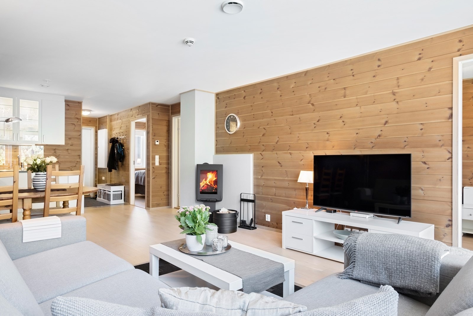 I stuen er det vedovn som ikke bare sørger for god varme, men også en deilig atmosfære Galleribilde