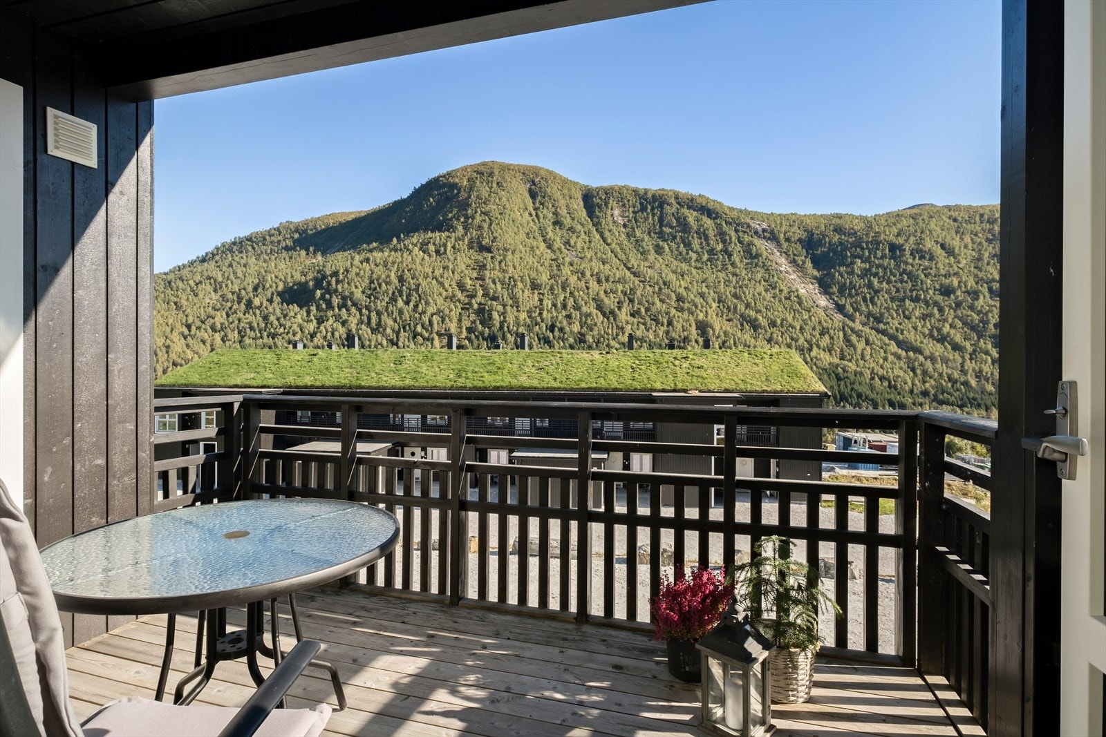 Fra stuen har man utgang til balkong Galleribilde