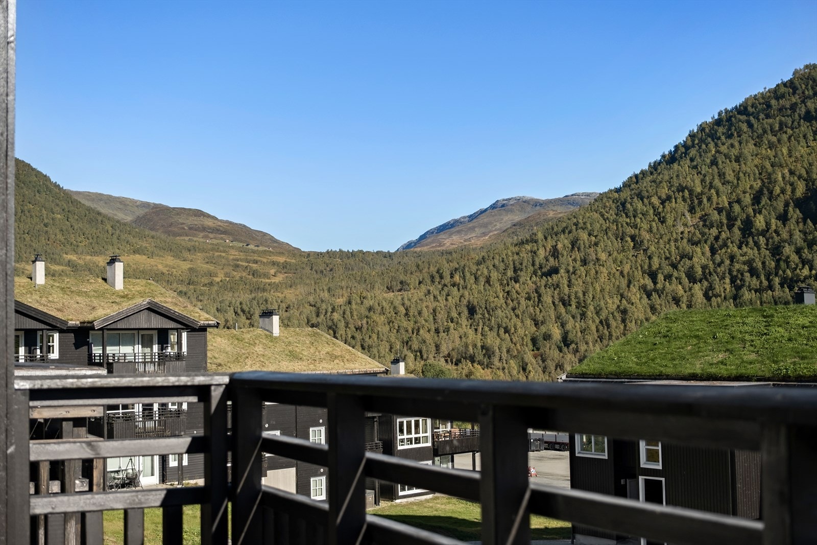 Her nyter man flott utsikt mot fjellene som omkranser dalen Galleribilde