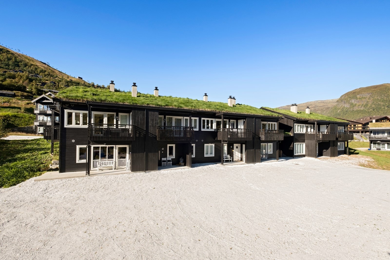 Felles parkeringsplass for sameiet på fremsiden av bygget Galleribilde