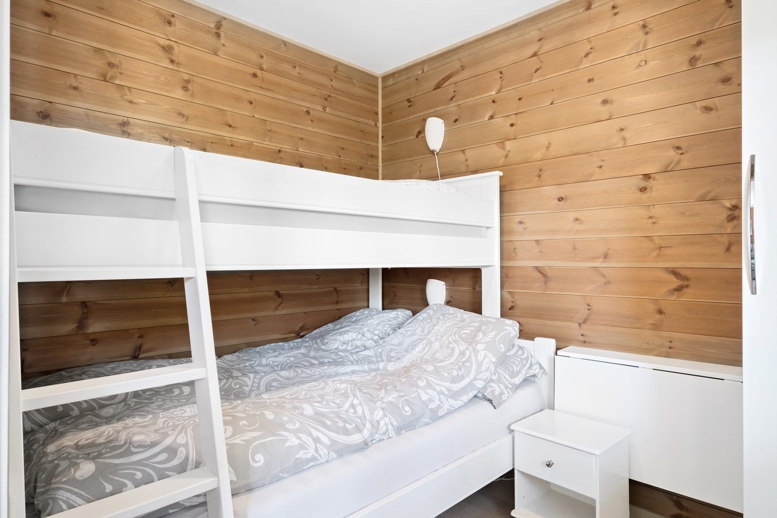 Det andre soverommet er av mindre størrelse, men er i dag utnyttet godt med familiekøye for ekstra sengeplasser Galleribilde