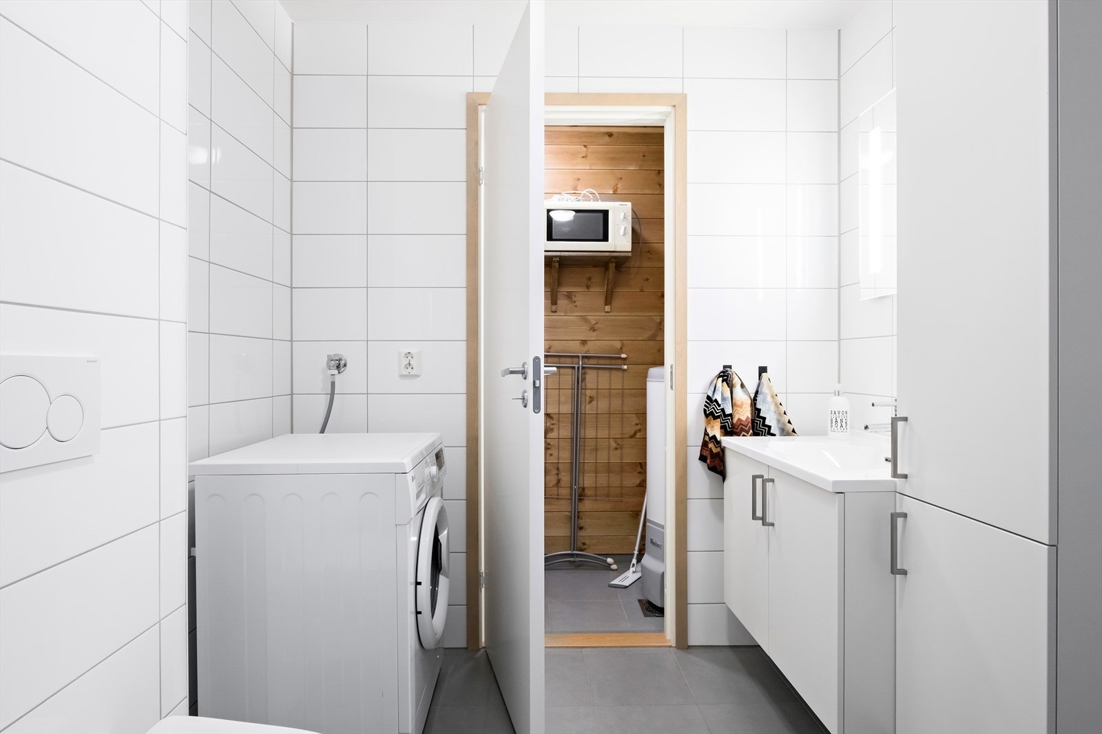 Innenfor badet har man teknisk rom/bod Galleribilde