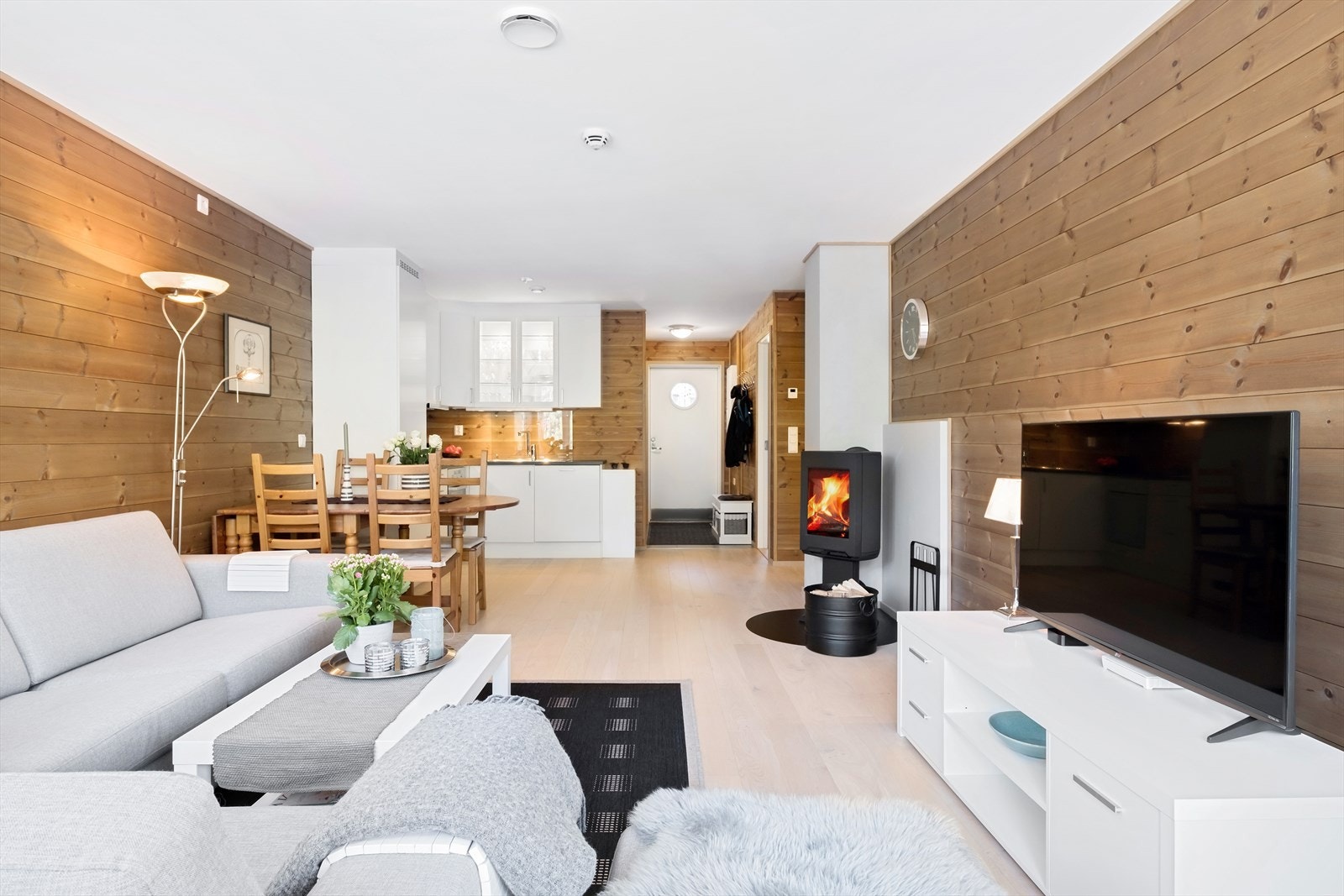 Leiligheten har en åpen stue- og kjøkkenløsning Galleribilde