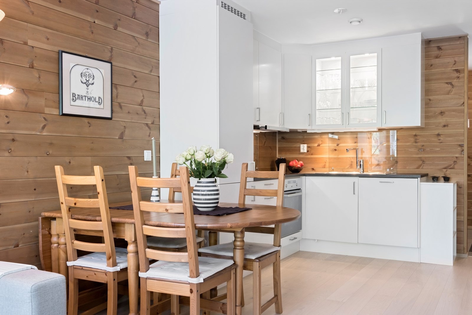 Mellom stuen og kjøkkenet har spisestuen sin naturlige plassering Galleribilde