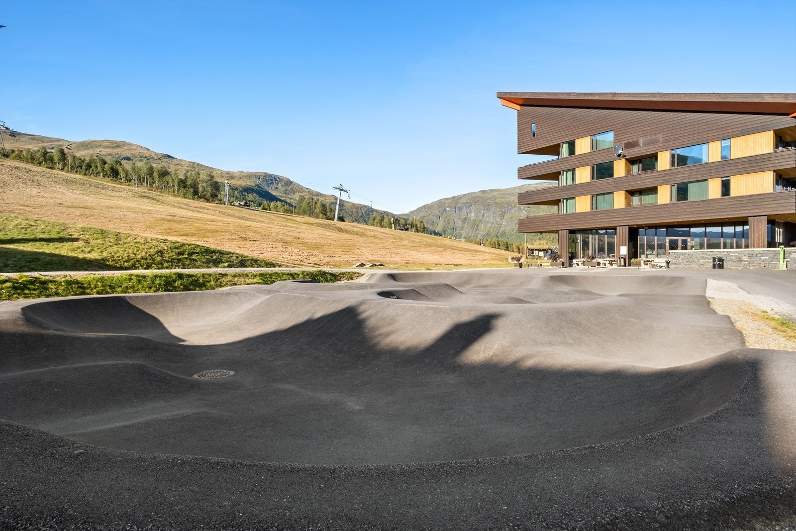 Det er kort veg fra leiligheten til sentrum av Myrkdalen, og pumptracken er til stor glede for de minste Galleribilde