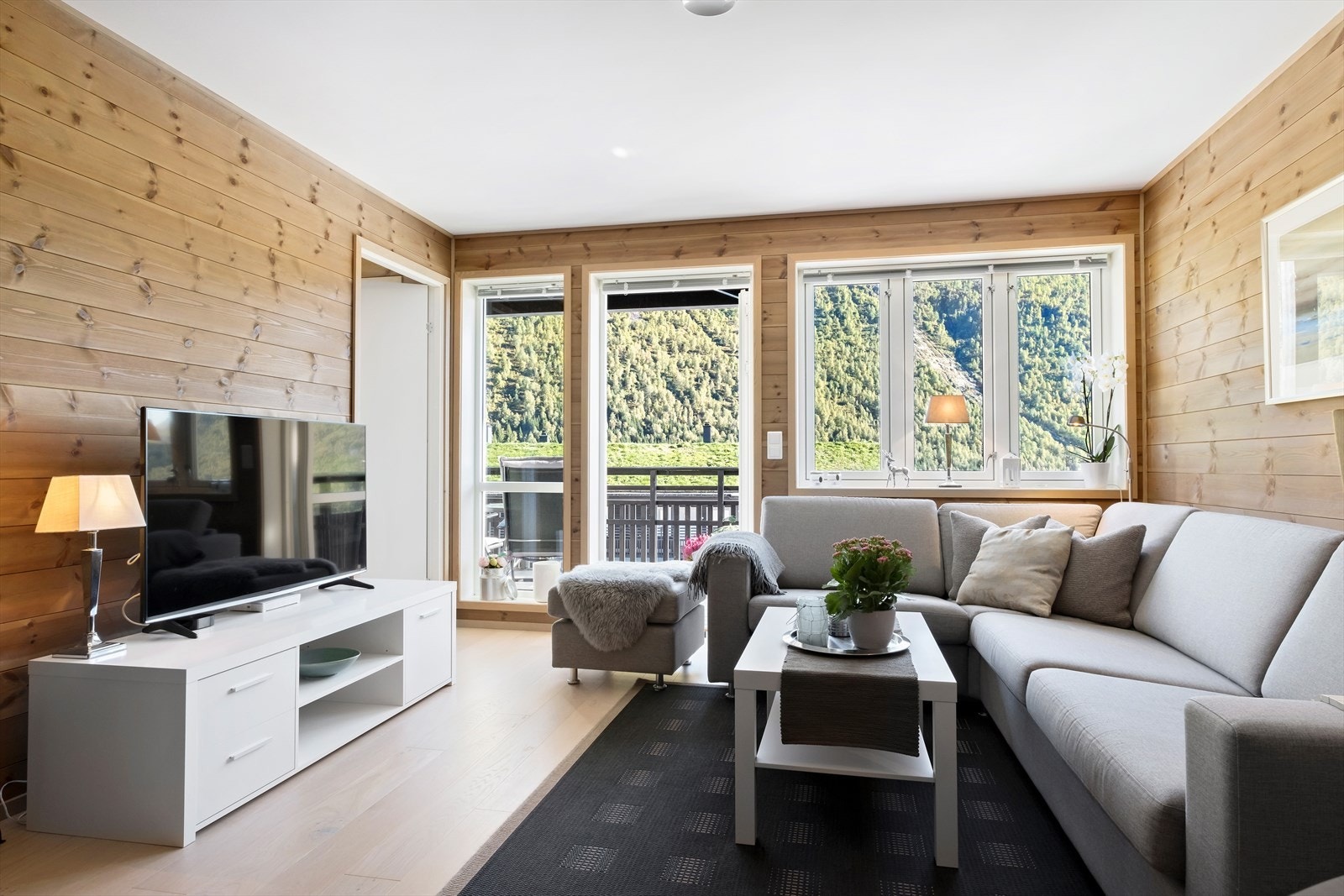 Fra stuen har man utsyn mot fjellene som omkranser dalen Galleribilde