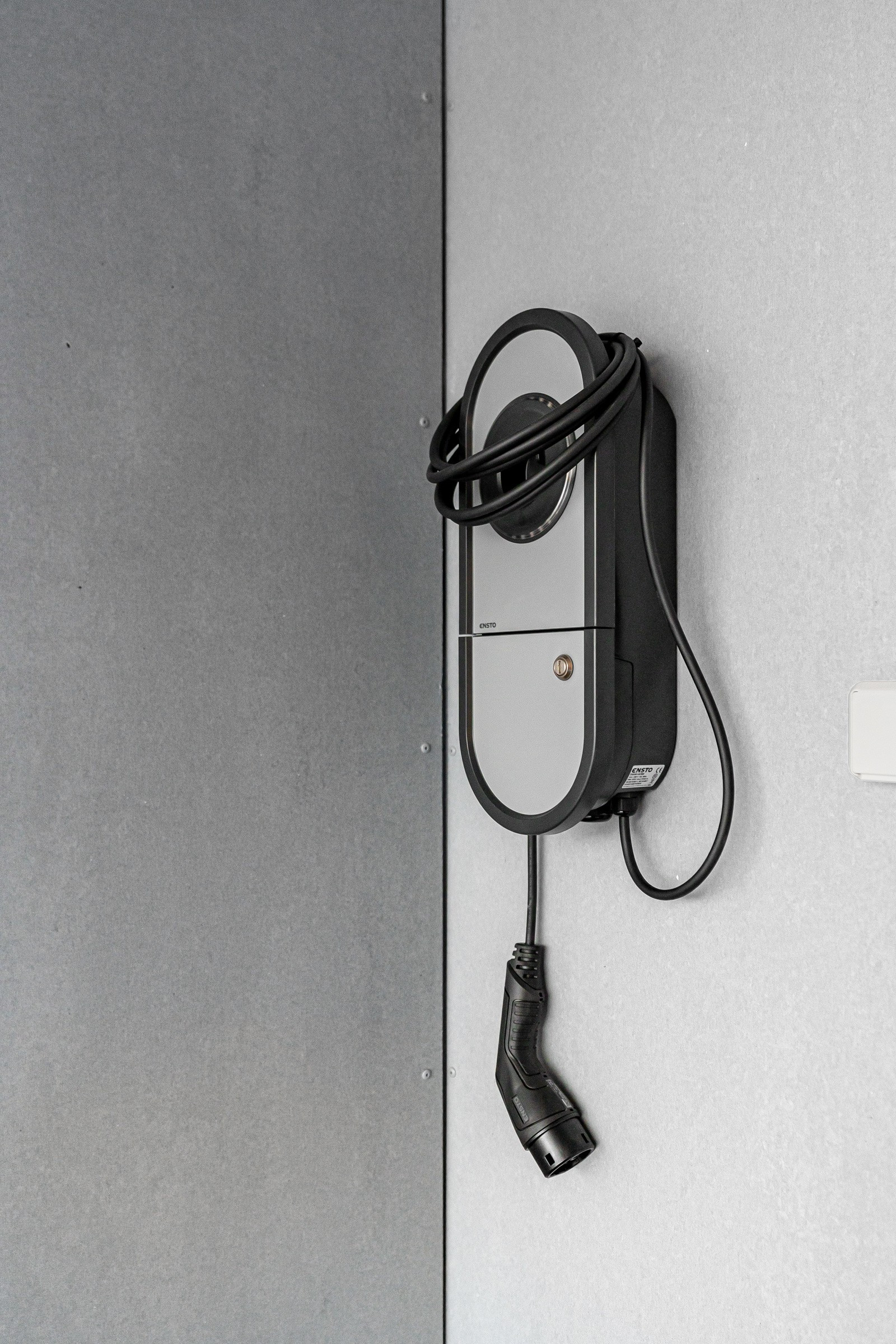 Carport har ferdigmontert ladekabel til el-bil.