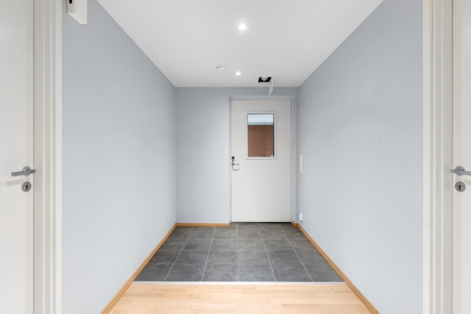 Flislagt inngangsparti med varme i gulv og downlights i tak.