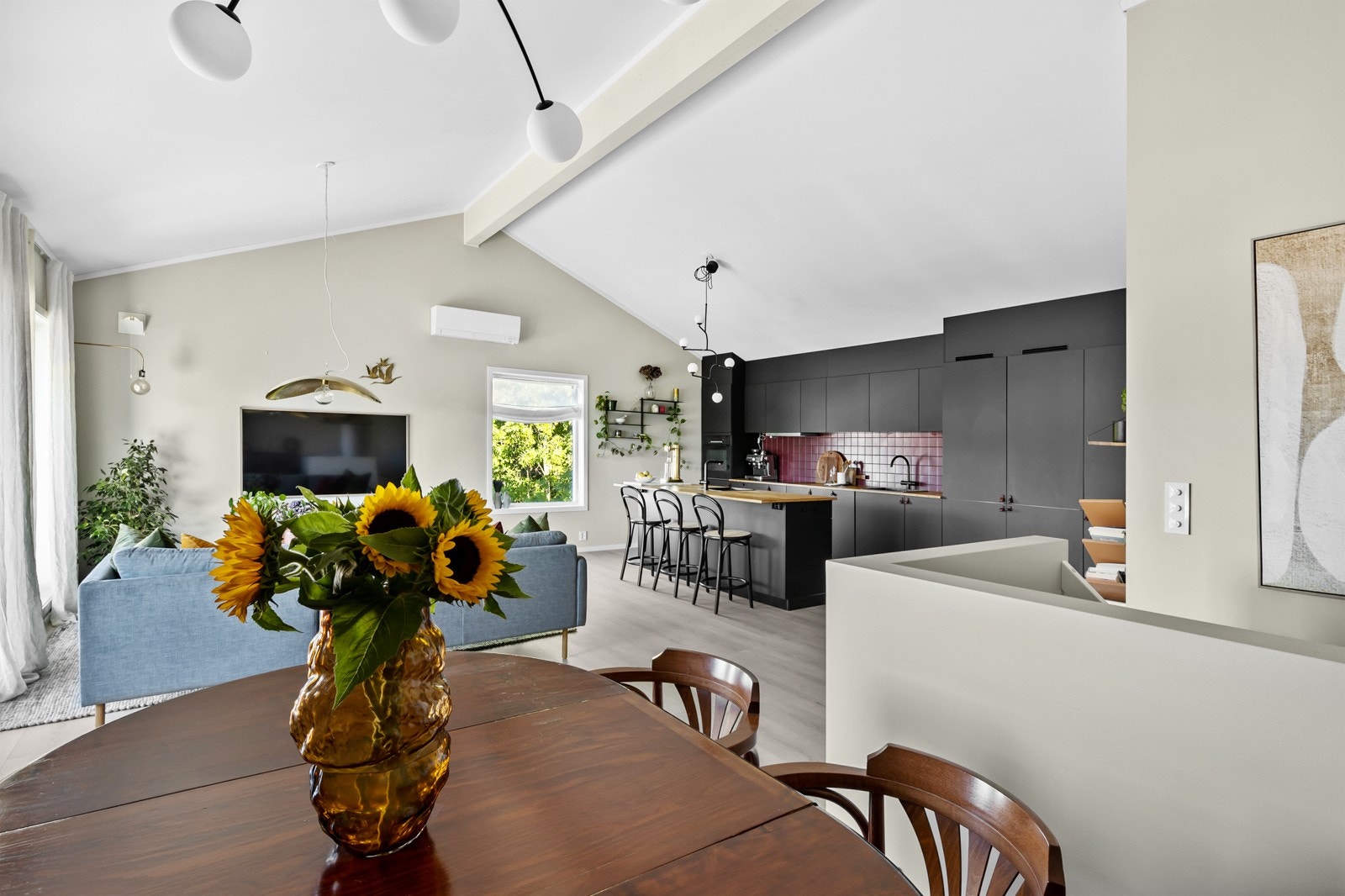 Stuen har god plass til både sofagruppe og spisestue Galleribilde